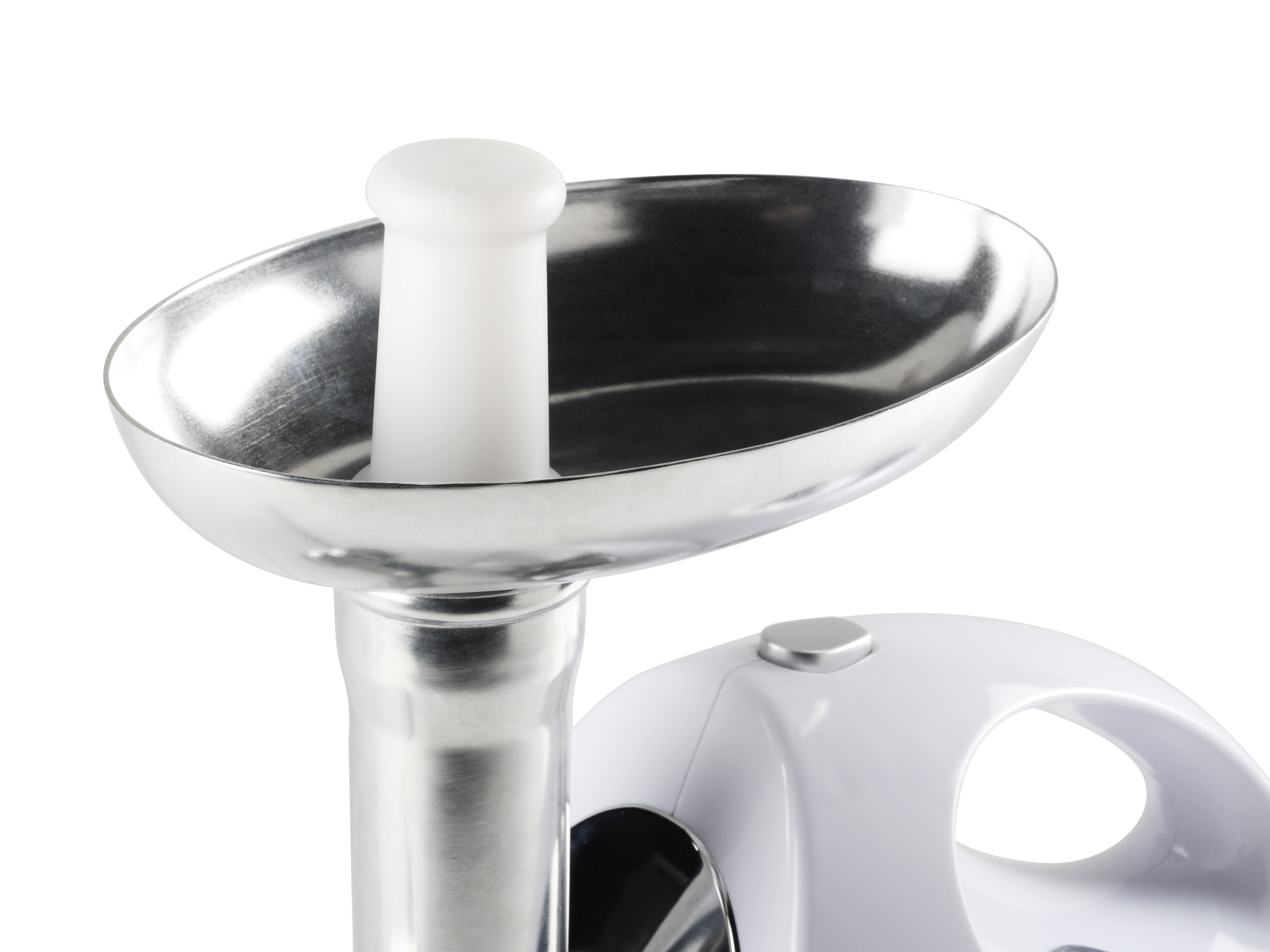 Zbliżenie maszynki do mięsa. Ma biały plastikowy korpus i błyszczącą metalową górę.