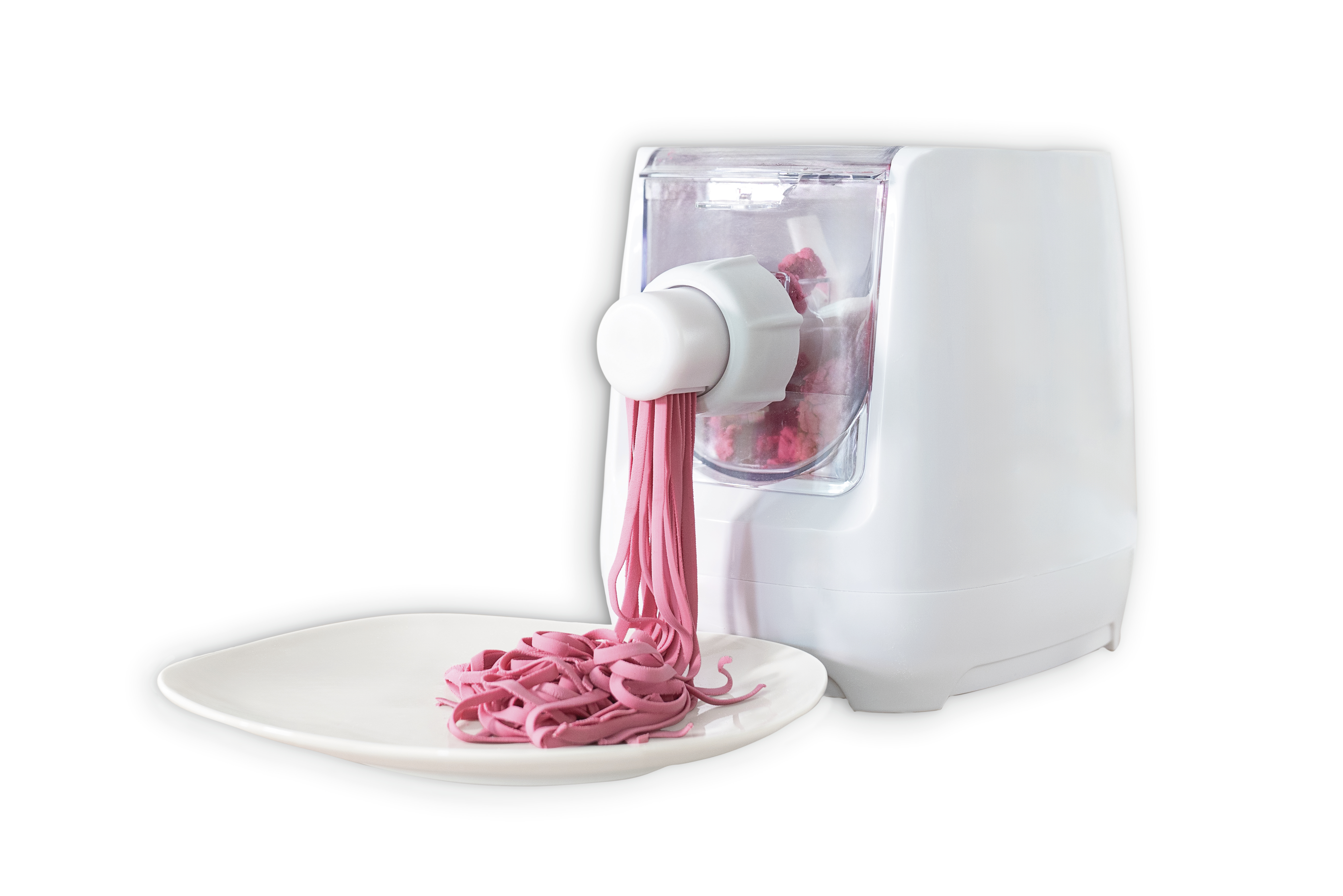 Eine weiße Pastamaschine presst rosa Nudeln auf einen weißen Teller. Der Hintergrund ist weiß.