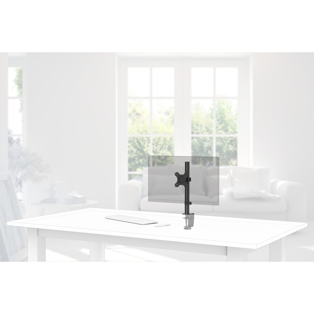 Ein Monitorständer steht auf einem weißen Schreibtisch. Eine Tastatur und eine Maus sind sichtbar. Der Hintergrund zeigt ein Wohnzimmer mit Sofa.