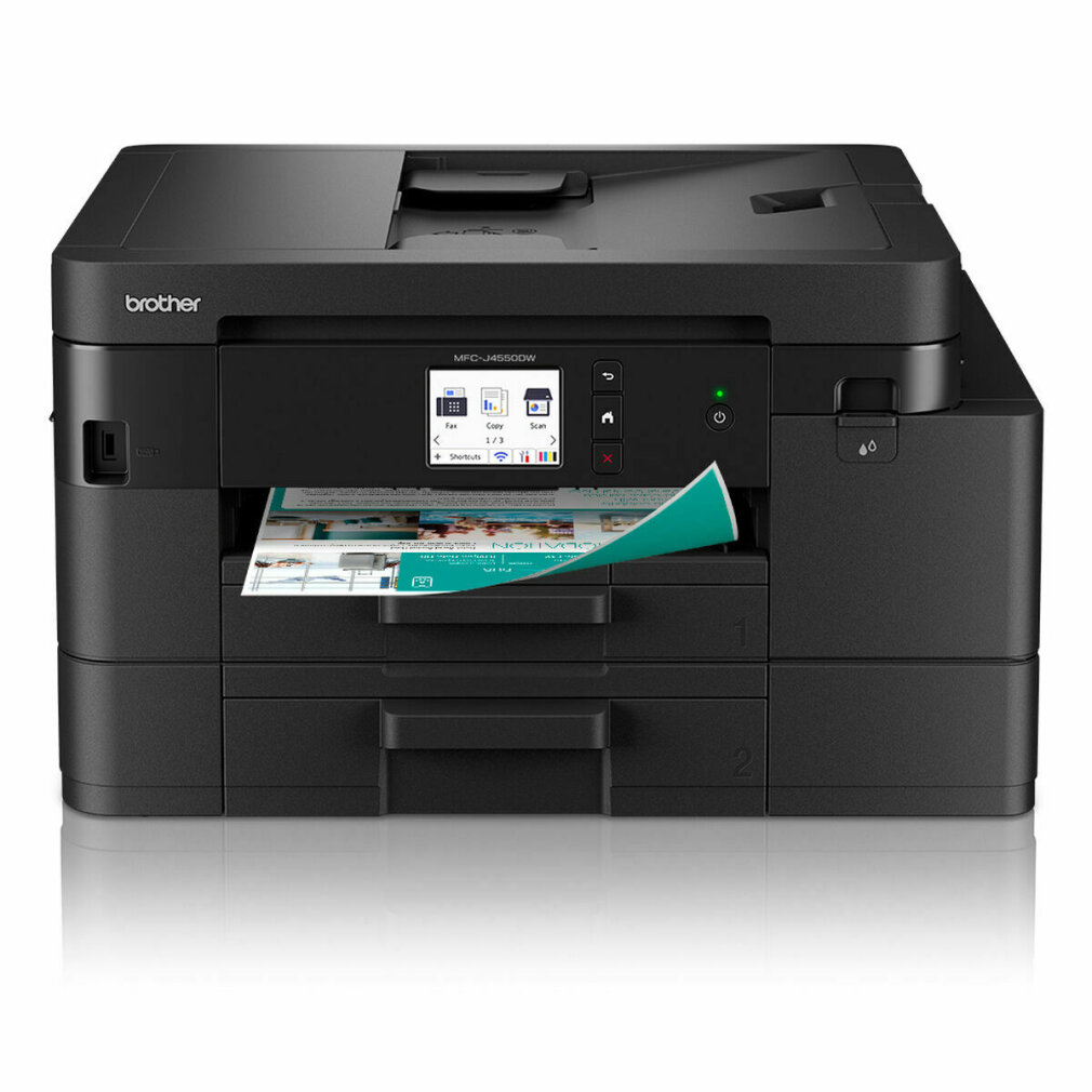 Een zwarte Brother MFC-J4550DW printer. Een afgedrukte pagina ligt in de uitvoerlade. De printer staat op een wit oppervlak.