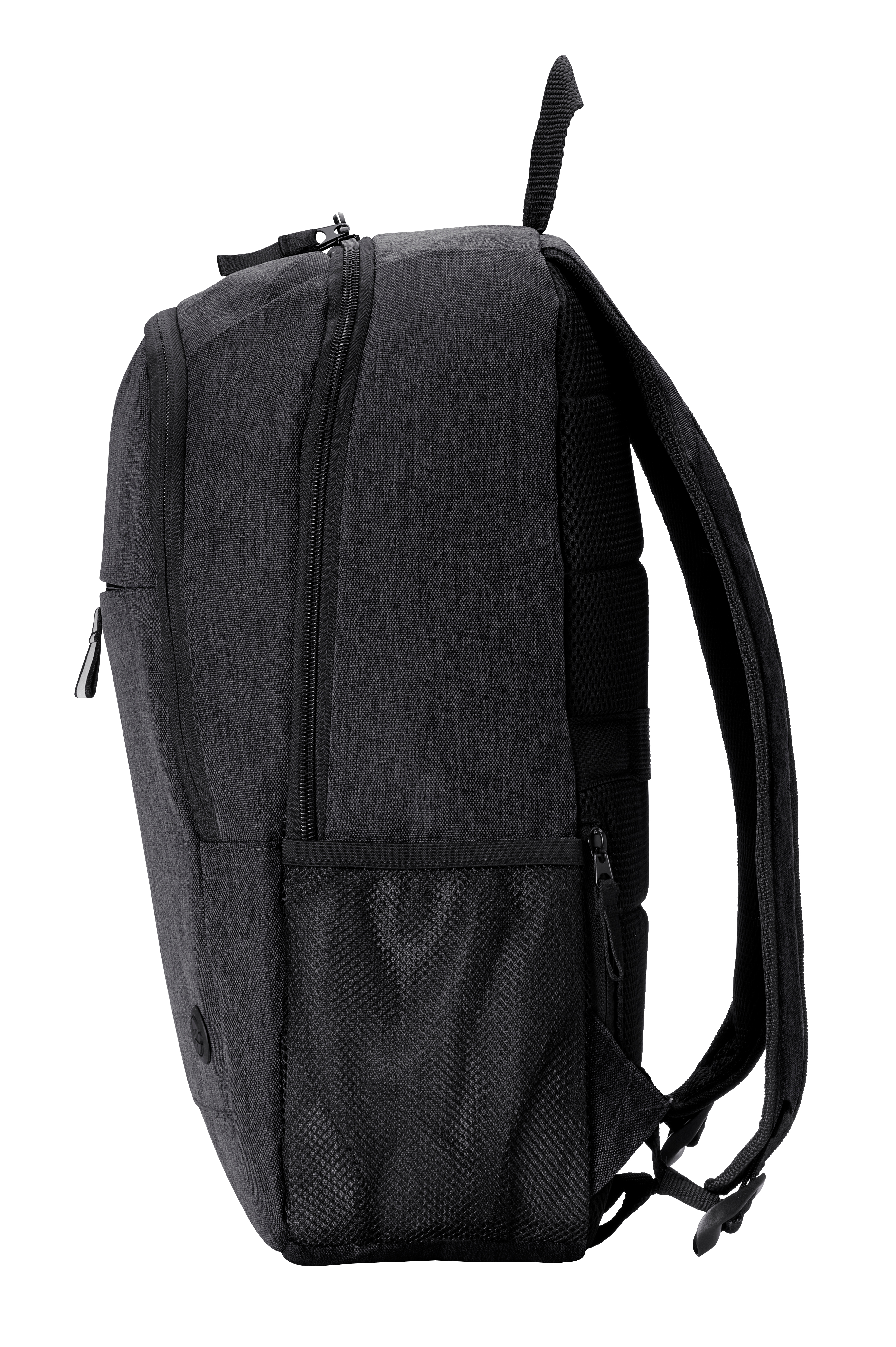 Ein dunkelgrauer Rucksack mit mehreren Reißverschlüssen und Netztaschen, vor weißem Hintergrund.