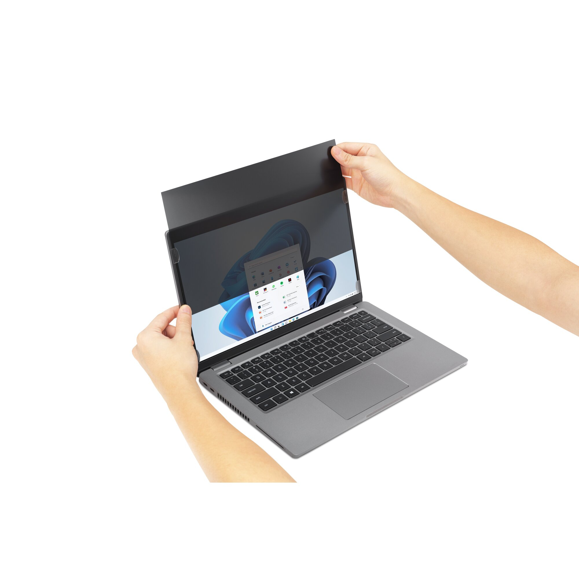 Eine Person hält einen Blickschutz über einem Laptop, auf dessen Bildschirm eine App-Oberfläche angezeigt wird.
