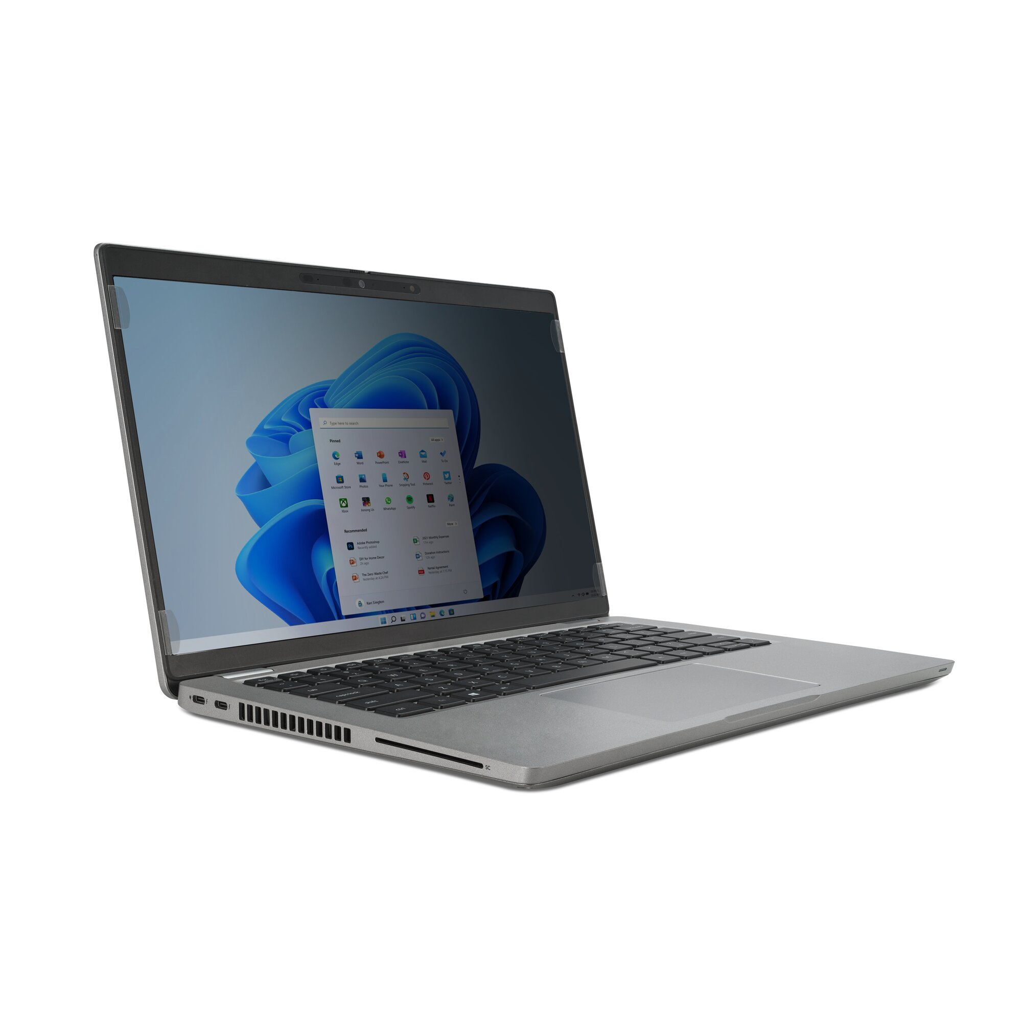 Ein silberner Laptop ist geöffnet und zeigt das Windows 11 Startmenü. Der Bildschirm zeigt App-Symbole. Die Tastatur ist sichtbar.