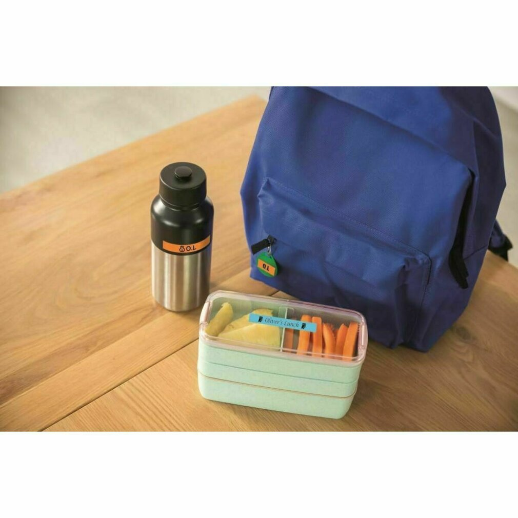 Pudełko na lunch z jedzeniem, butelka wody i niebieski plecak na drewnianym stole. Pudełko na lunch zawiera marchewki i kanapki.