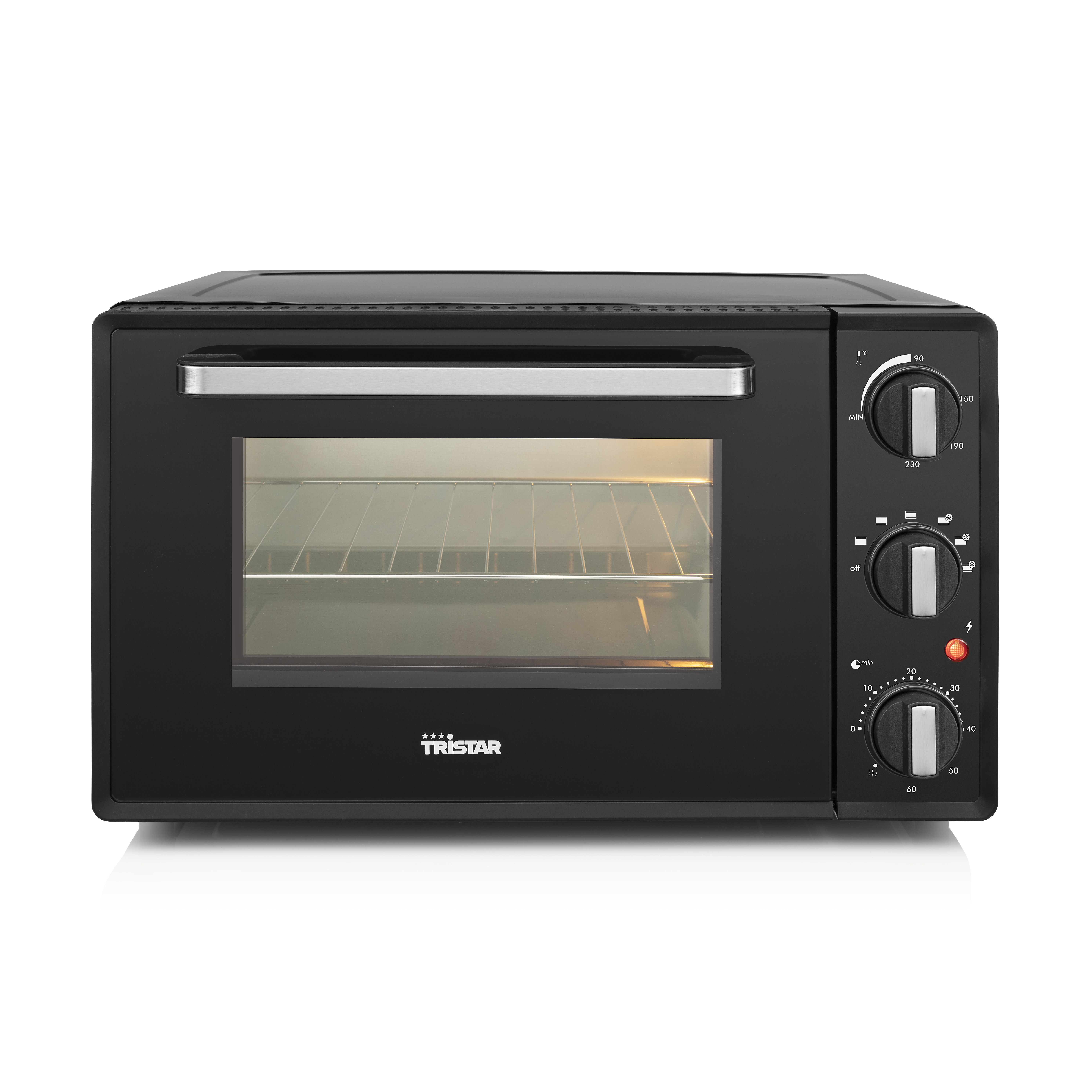 Un horno negro Tristar sobre una superficie blanca. Tiene controles a la derecha y una puerta de cristal.