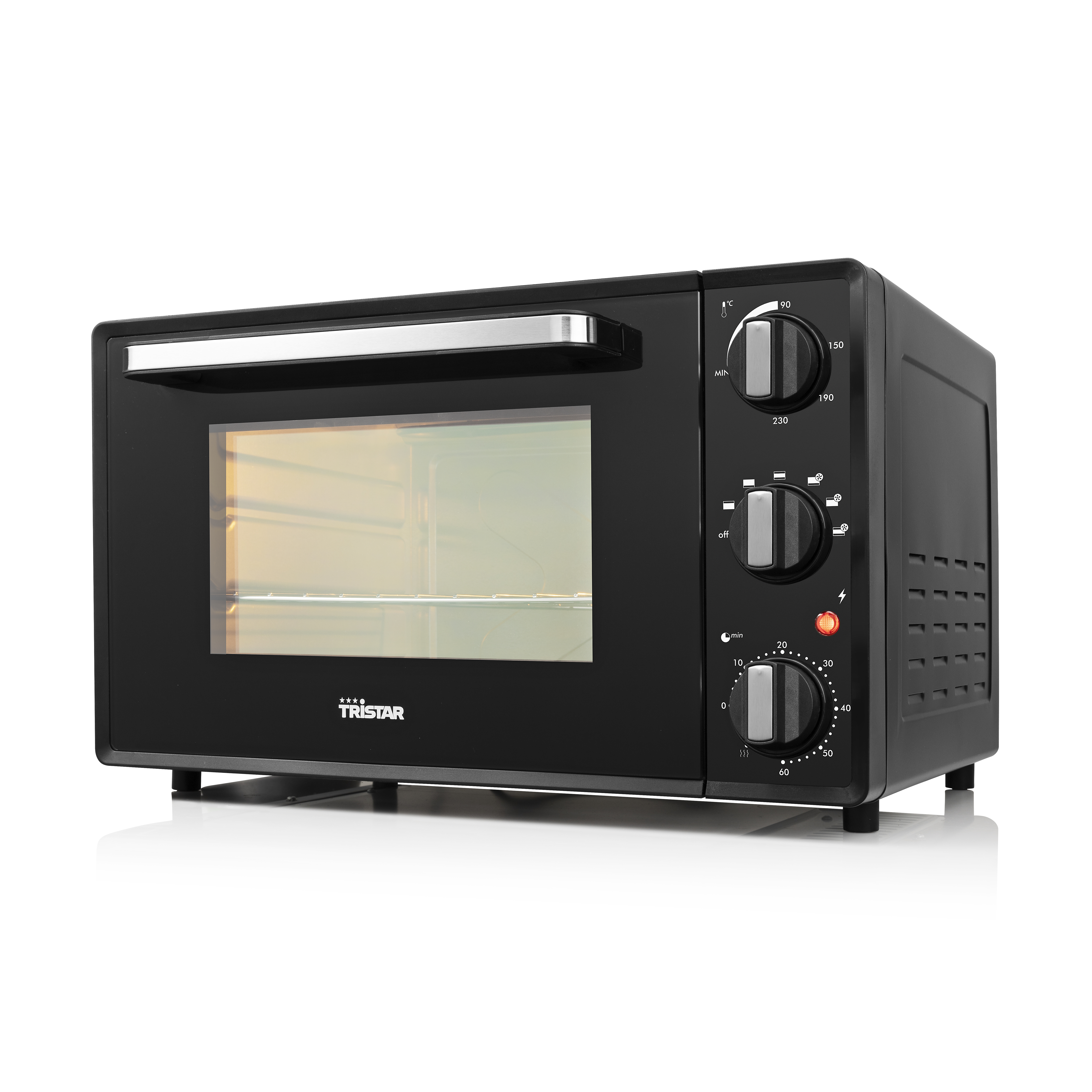 Horno negro Tristar sobre superficie blanca. Tiene controles y puerta de cristal. Se ven perillas y ajustes.