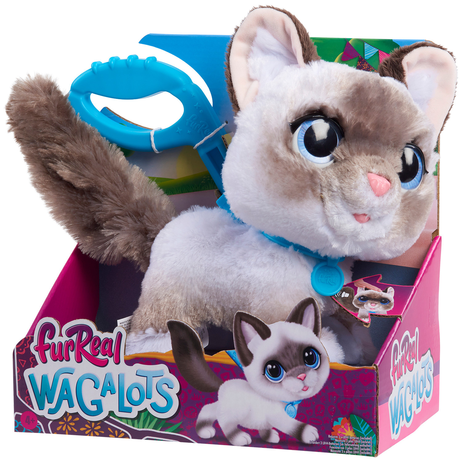 Un juguete de peluche de gato FurReal WAGALOTS en su caja. Es blanco y marrón, con ojos azules y un collar azul. Una correa azul está adjunta.