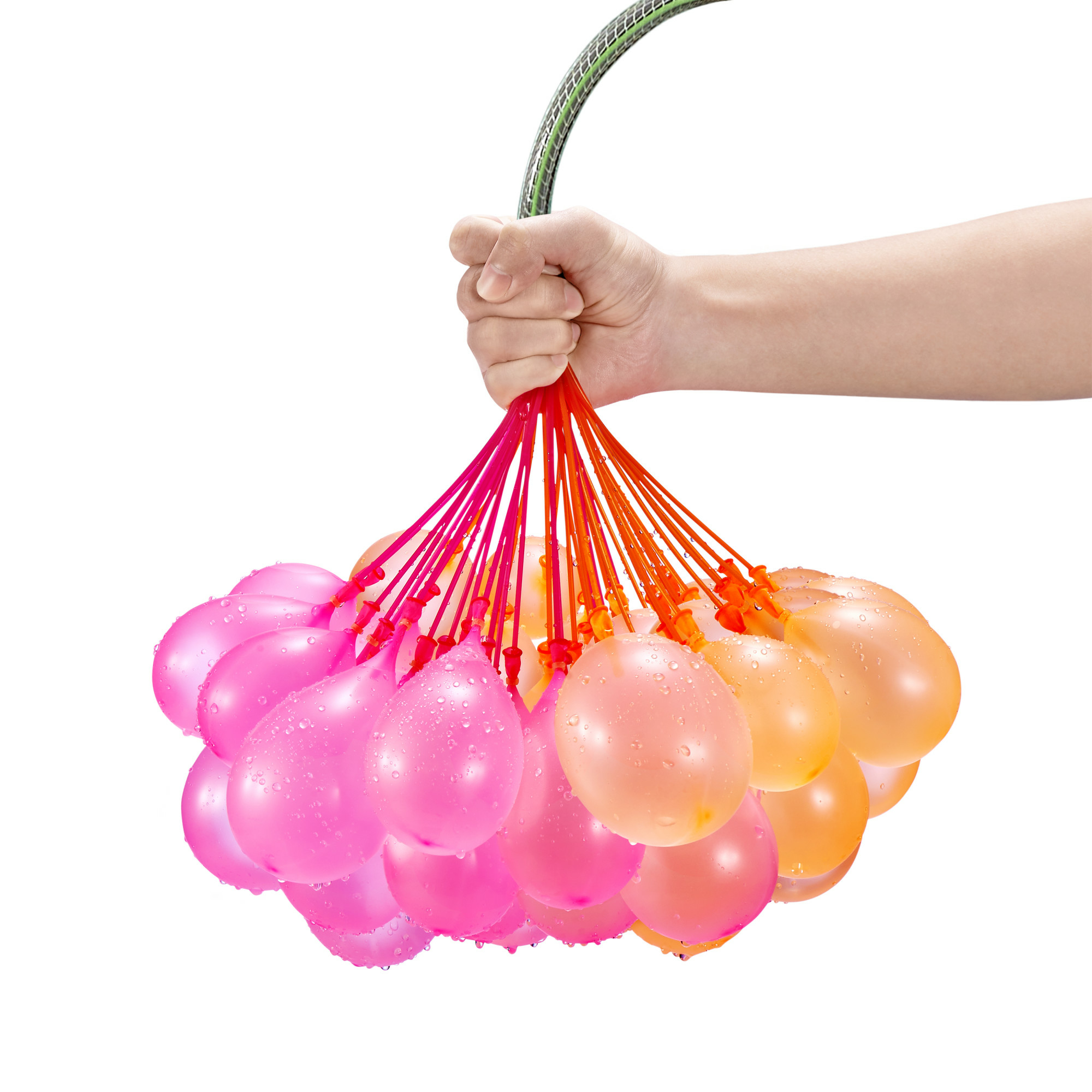 Una mano tiene un mazzo di palloncini d'acqua collegati a un tubo verde. I palloncini sono rosa e arancioni, con goccioline d'acqua.