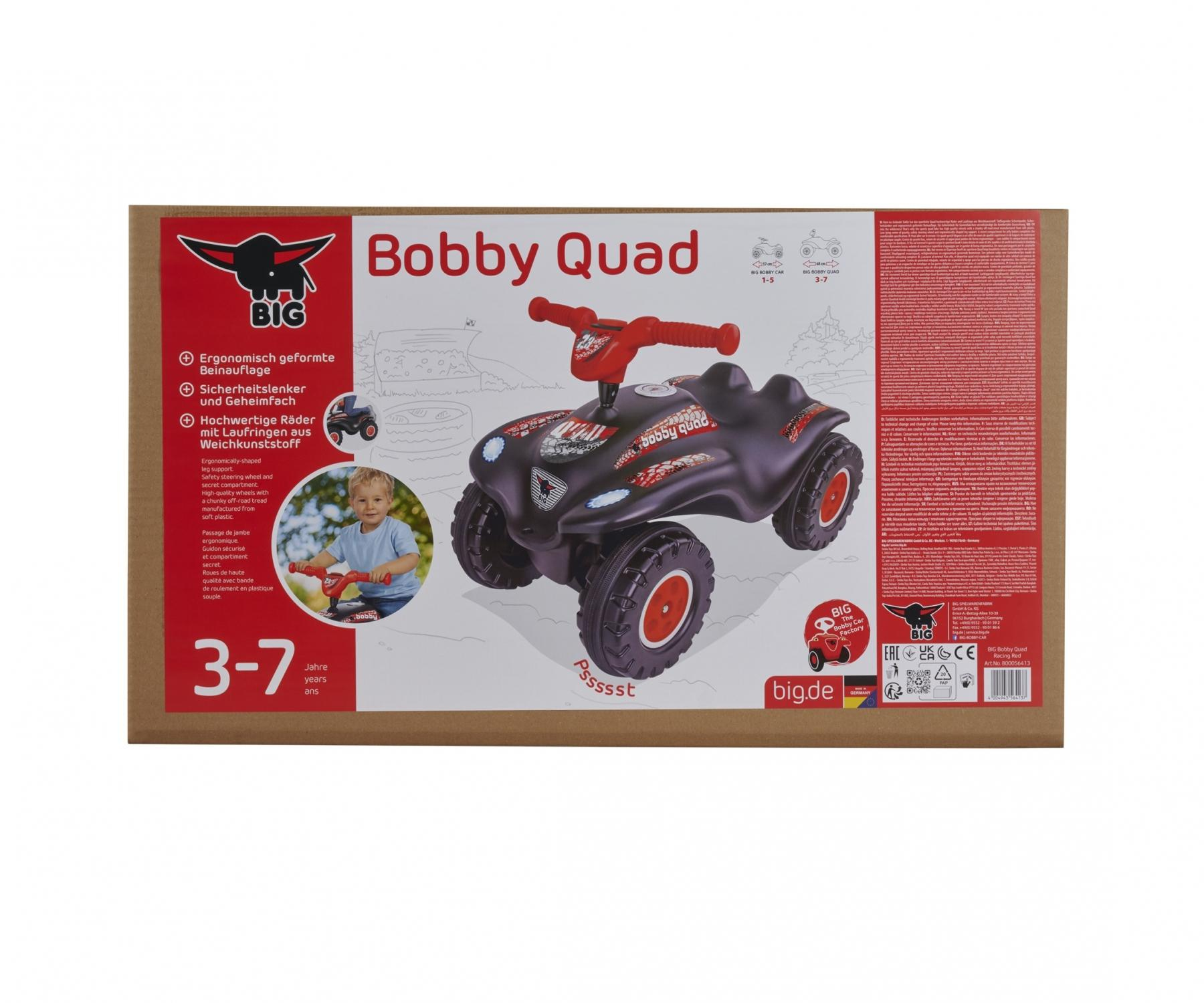 Eine Box mit einem schwarz-roten Spielzeugauto mit der Aufschrift 'Bobby Quad'. Ein Kind spielt auf der Box mit einem ähnlichen Spielzeug.