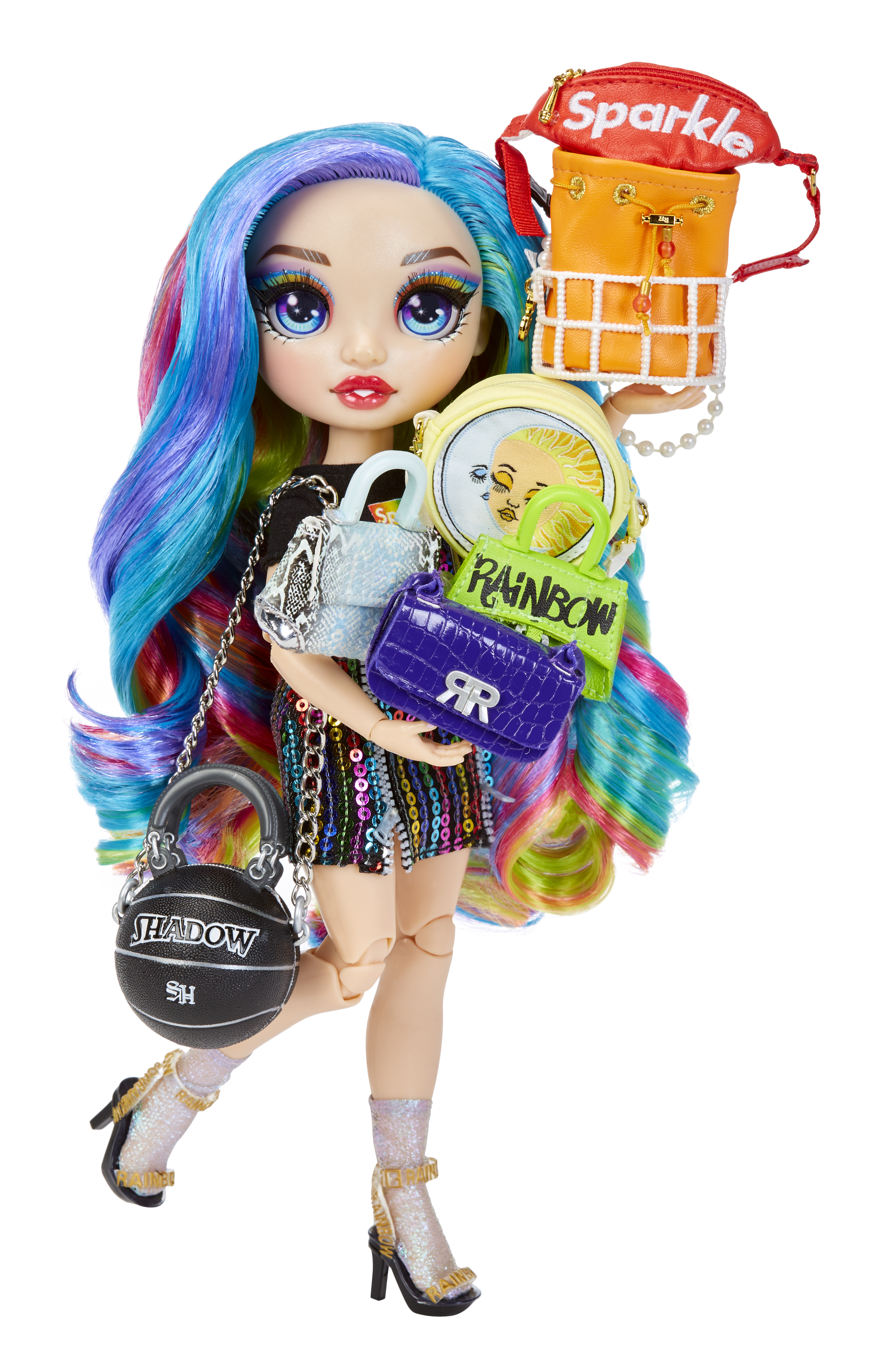 Lalka trzymająca wiele torebek, ubrana w sukienkę z cekinami i wysokie obcasy. Lalka ma tęczowe włosy i jasny makijaż.