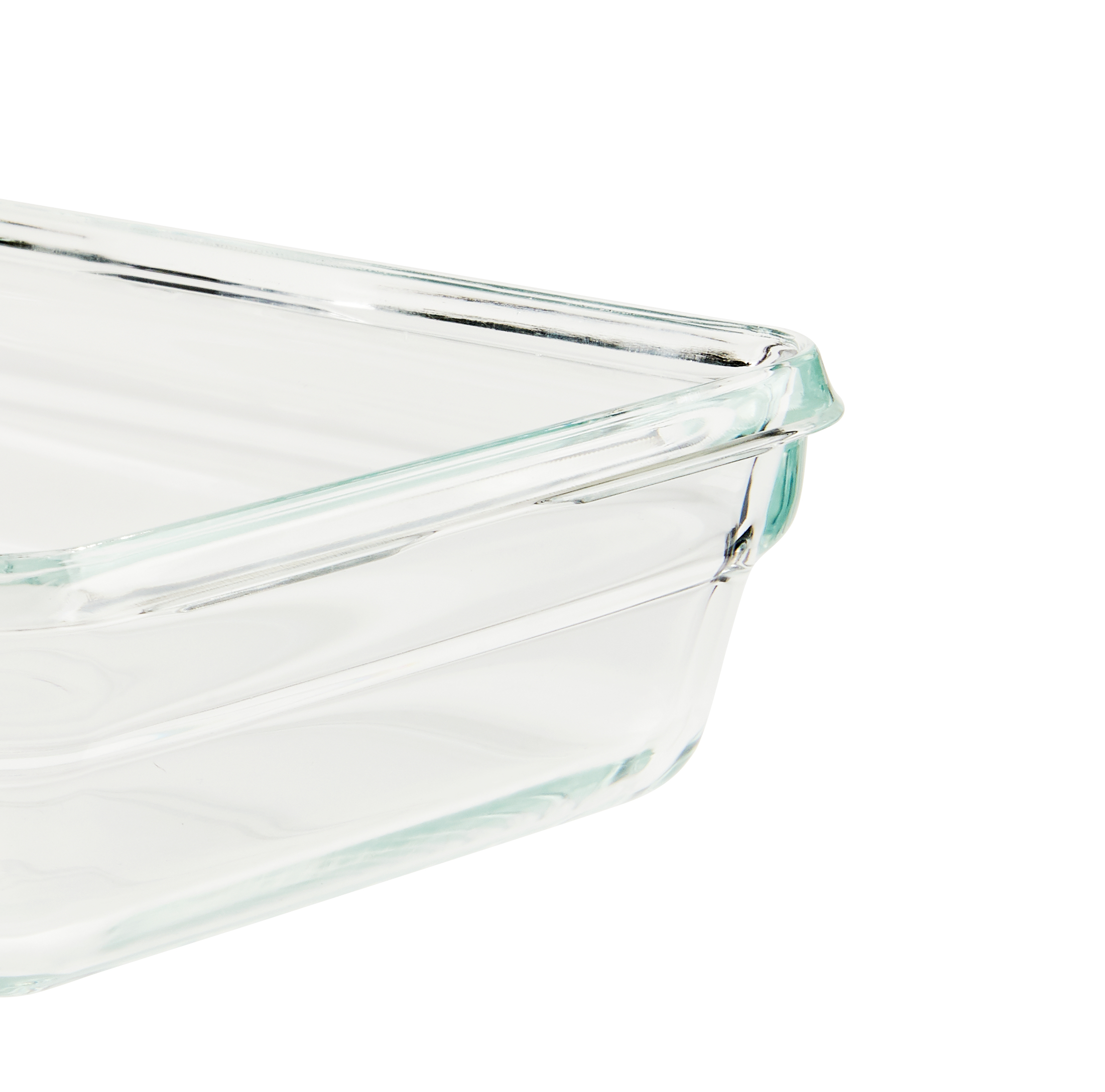 Eine klare Glasbackform auf weißem Hintergrund. Die Ecke ist sichtbar und zeigt eine rechteckige Form.