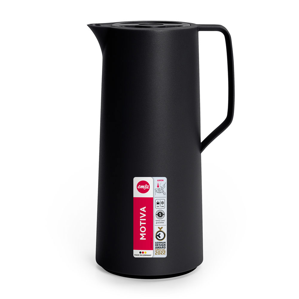 Eine schwarze Thermoskanne mit Griff, Aufkleber mit dem Wort 'MOTIVA' und dem Markenlogo. Der Hintergrund ist weiß.