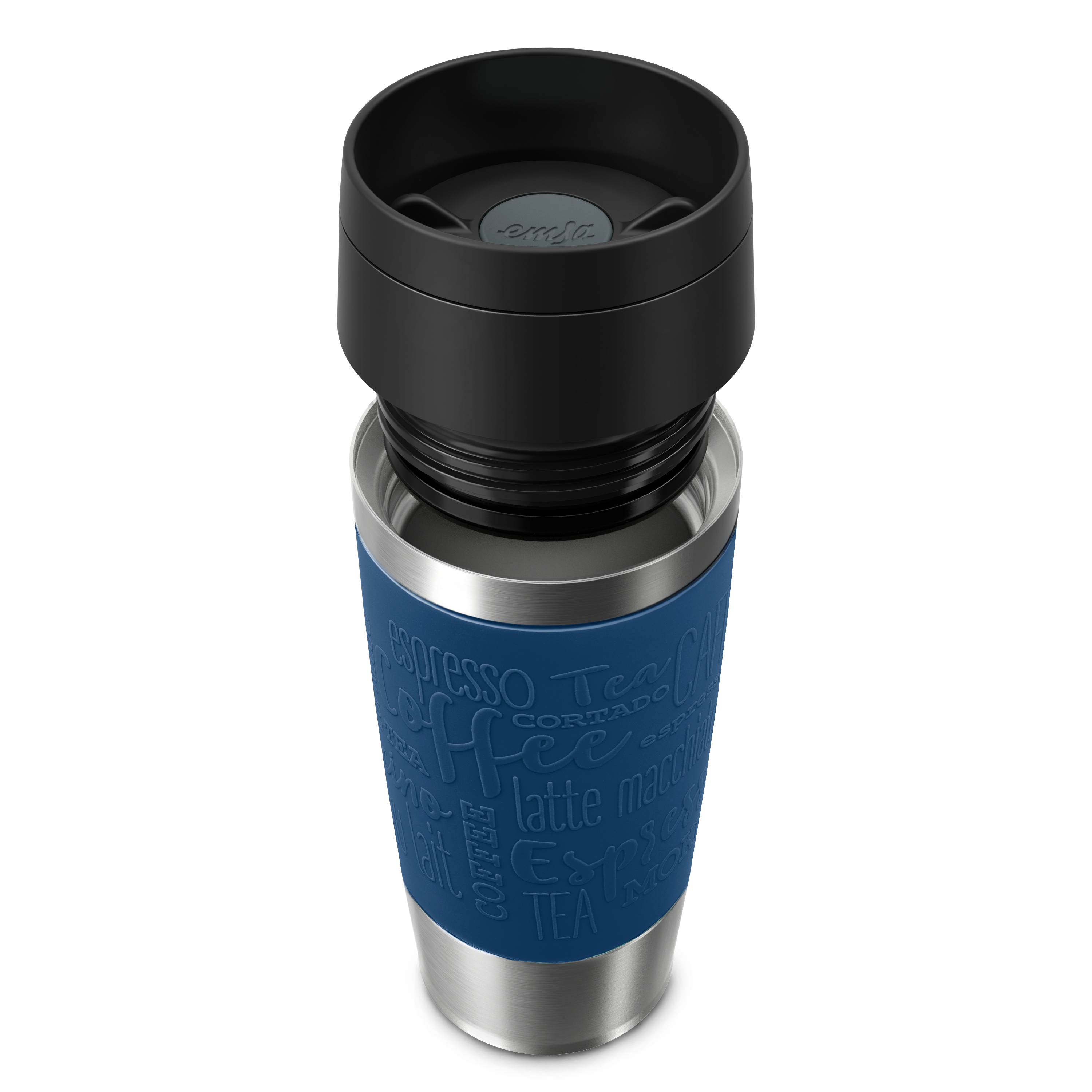 Ein Reisebecher. Schwarzer Deckel ist offen, das Innere wird freigelegt. Blauer Gummigriff hat Kaffeename. Silberner Boden.