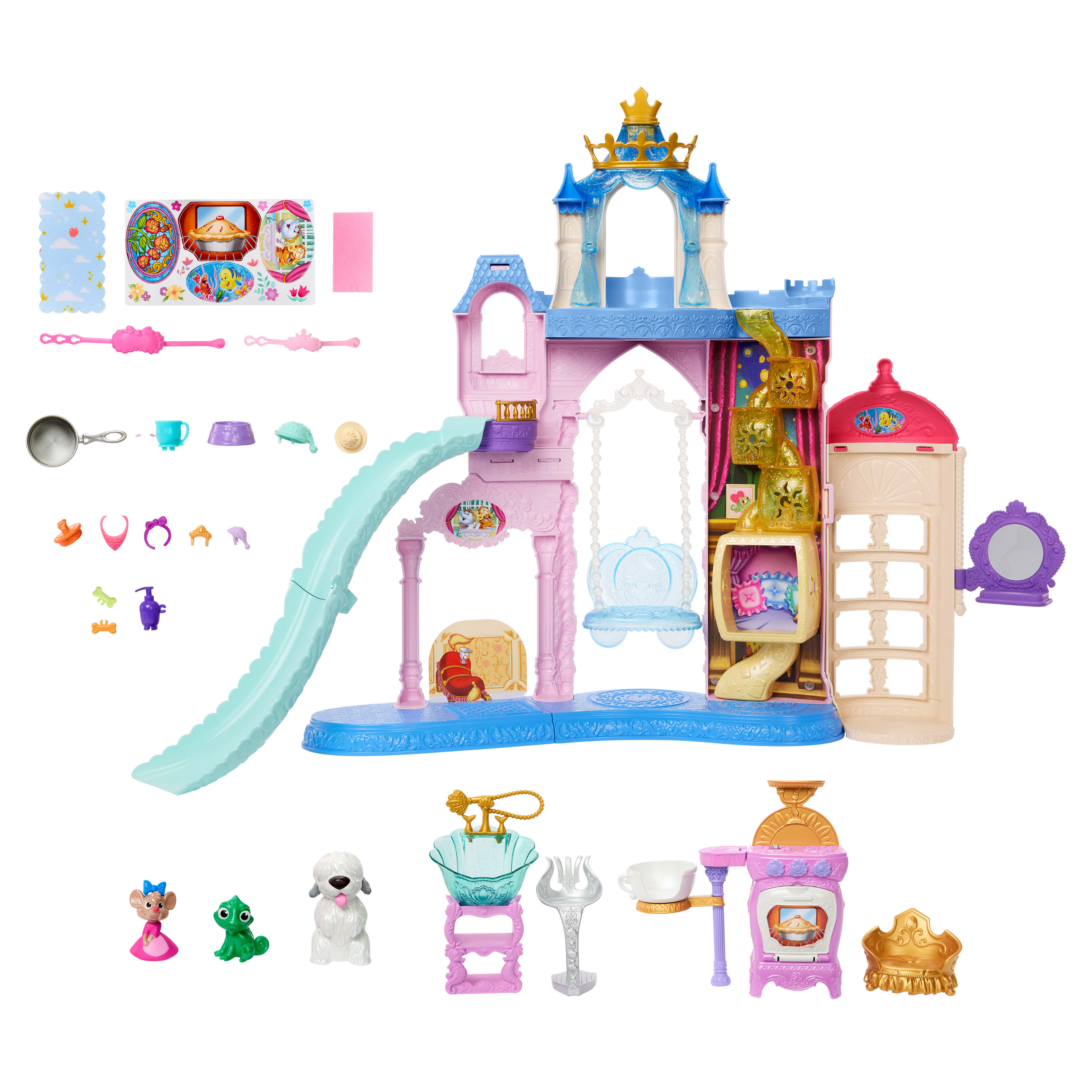 Un juego de castillo de princesa con tobogán, columpio y accesorios, incluyendo figuras y muebles.