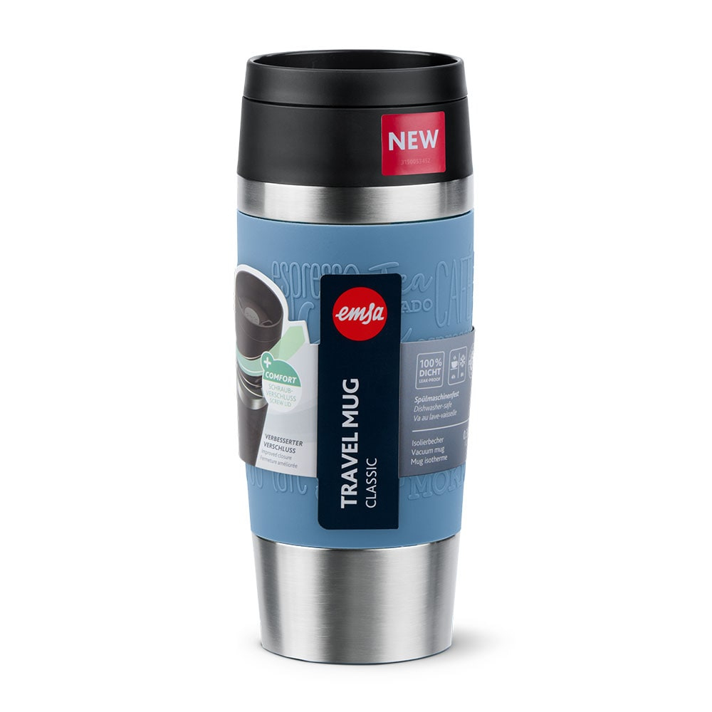 Ein Reisebecher mit blauem Gummigriff, Edelstahlboden und schwarzem Deckel. Der Becher hat das "emsa" Logo und einen "NEU" Aufkleber.