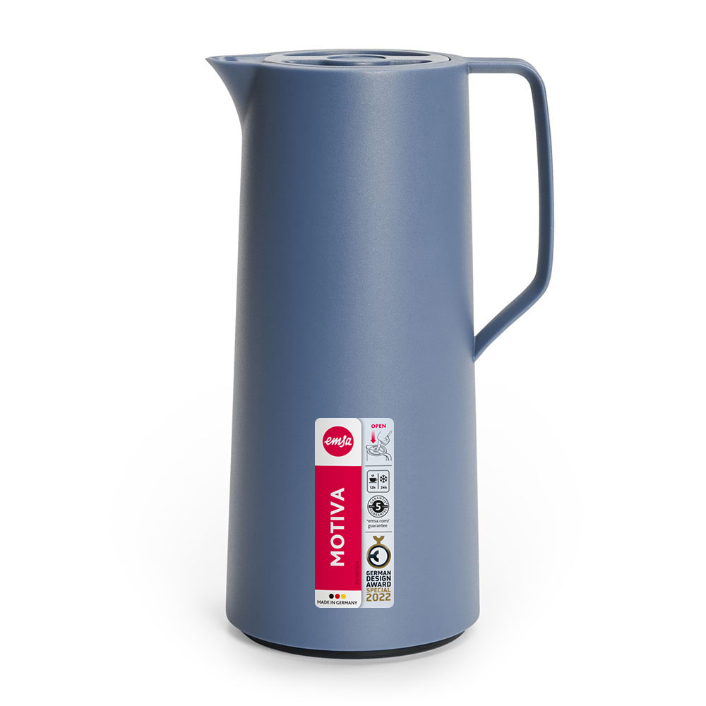 Eine blaue Motiva-Thermoskanne mit Griff, Deckel und einem rot-weißen Etikett. Sie hat einen Aufkleber für den German Design Award 2022.