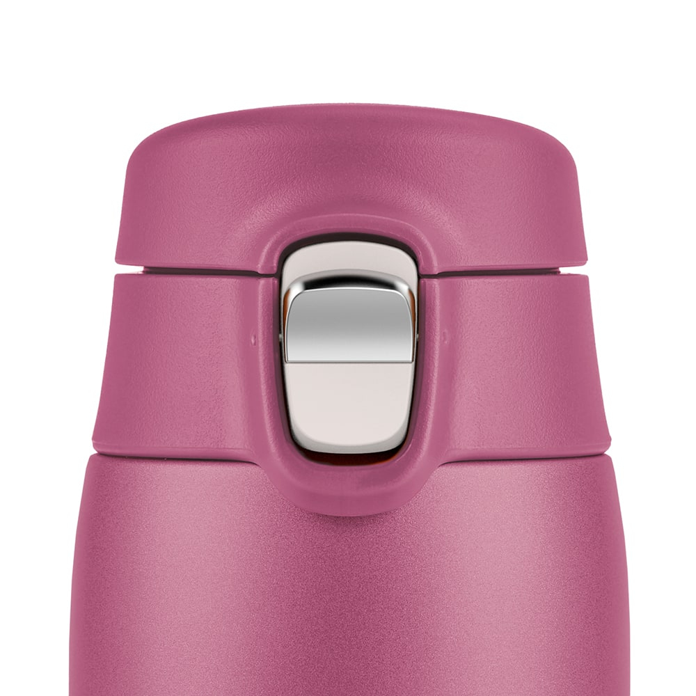 Nahaufnahme eines rosa Thermosdeckels mit silbernem Knopf. Der Deckel ist aus Kunststoff und hat eine strukturierte Oberfläche und einen glänzenden Metallknopf.