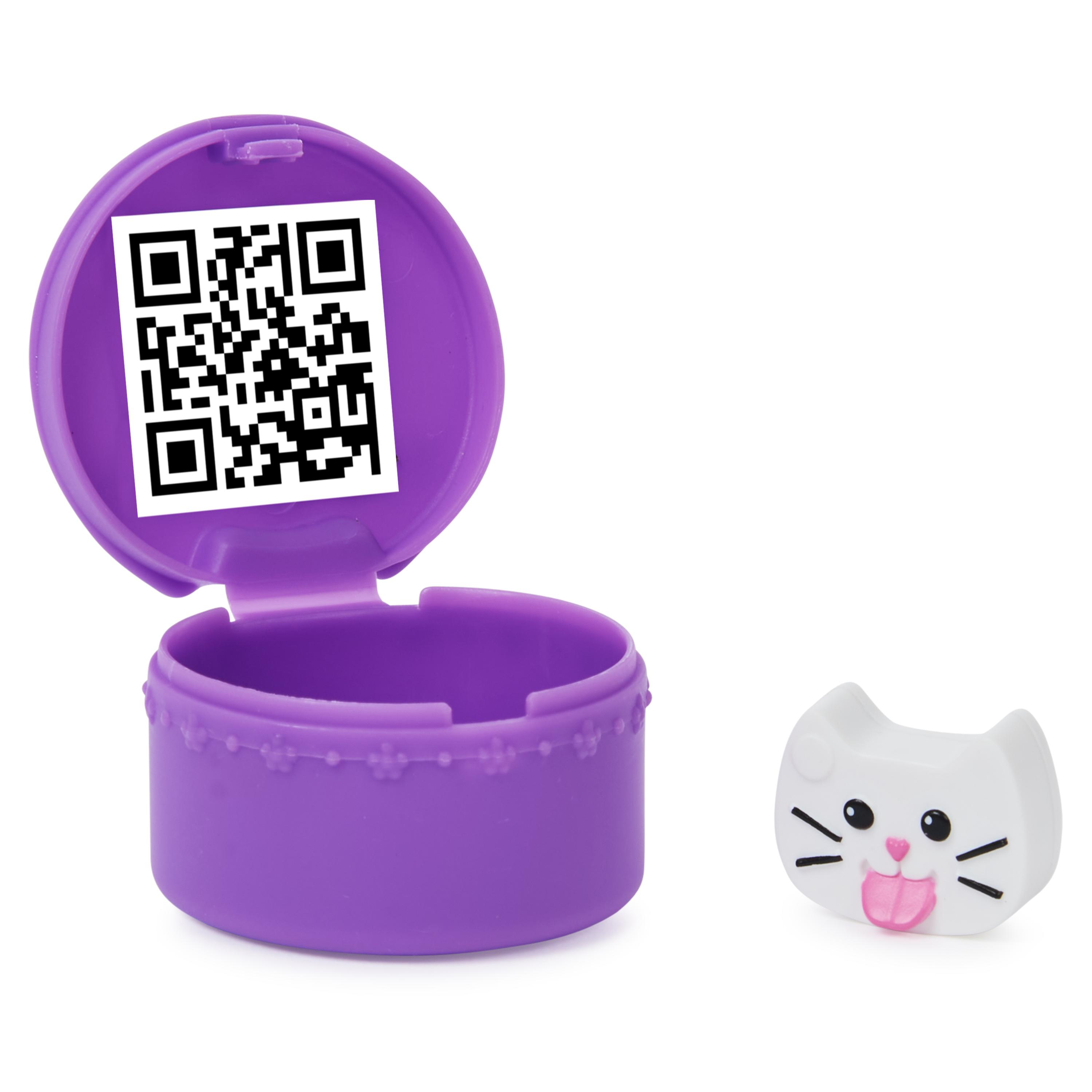 Fioletowy pojemnik z kodem QR i biała figurka w kształcie kota z różowym językiem. Białe tło.