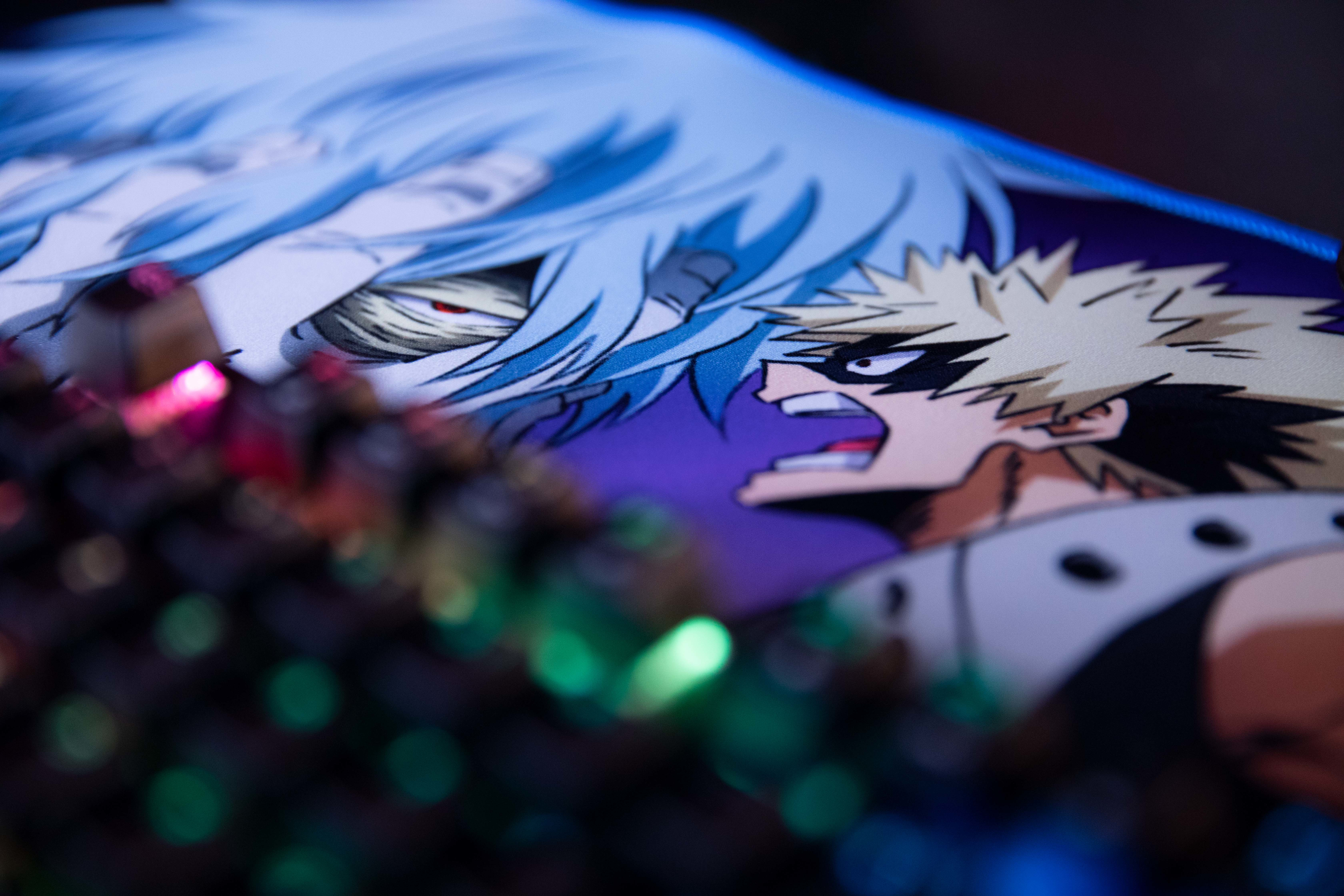 Postacie z anime na podkładce pod mysz. Jeden ma białe włosy, drugi blond, krzyczący. Na pierwszym planie klawiatura.