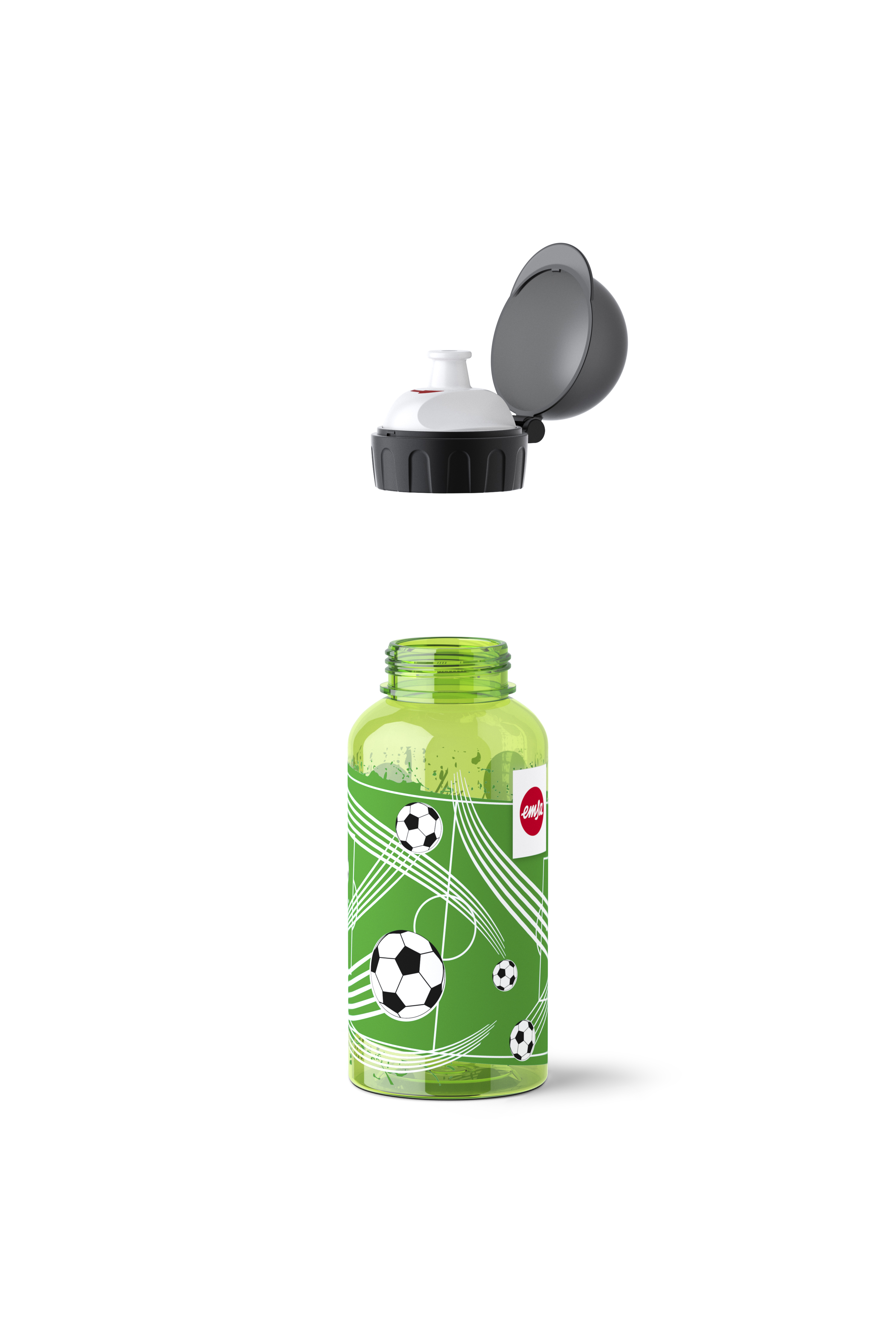 Eine grüne Wasserflasche mit Fußballmotiven. Der Deckel ist geöffnet. Der Hintergrund ist weiß.