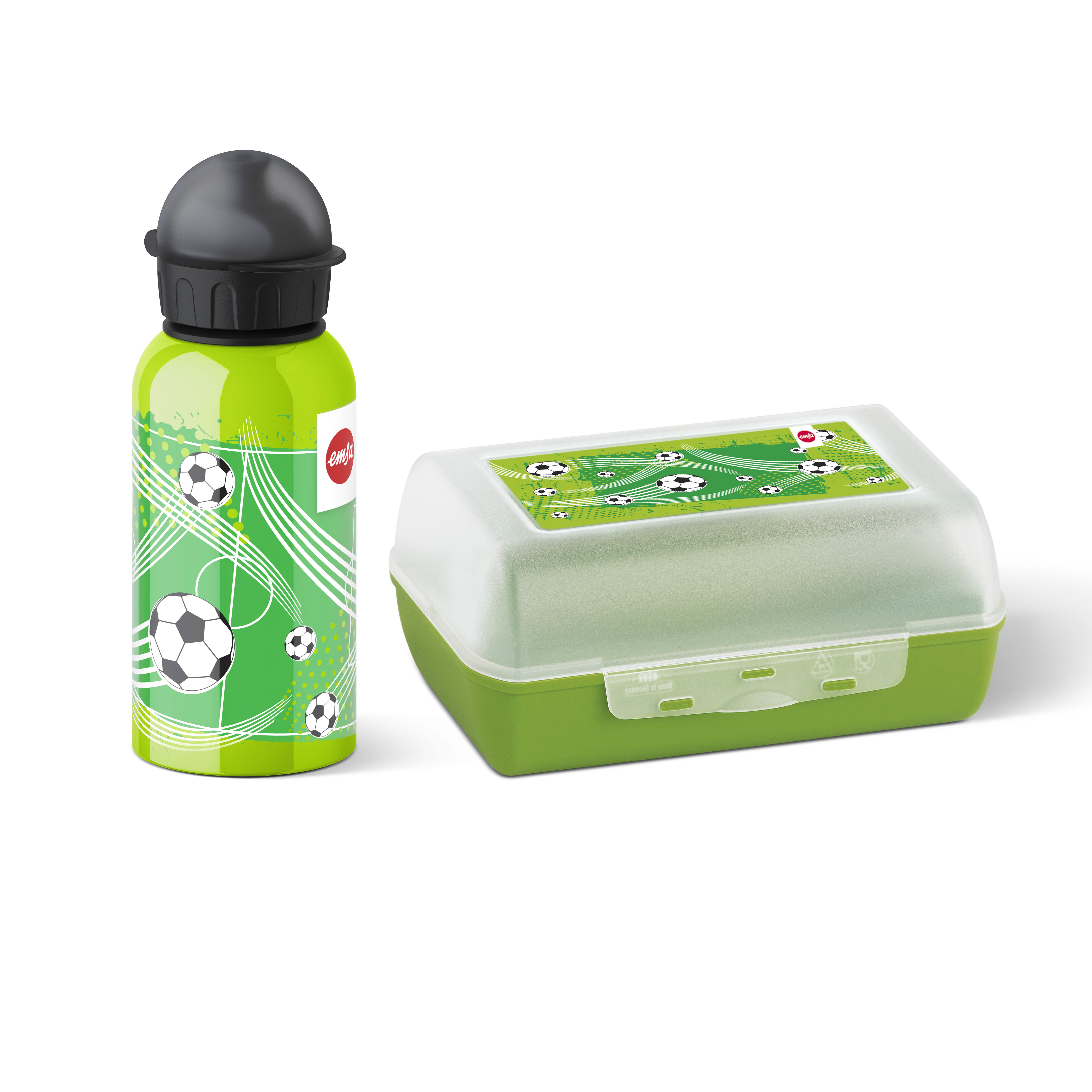 Grüne Wasserflasche und Brotdose mit Fußball-Design auf weißem Hintergrund. Schwarzer Deckel und klarer Deckel.