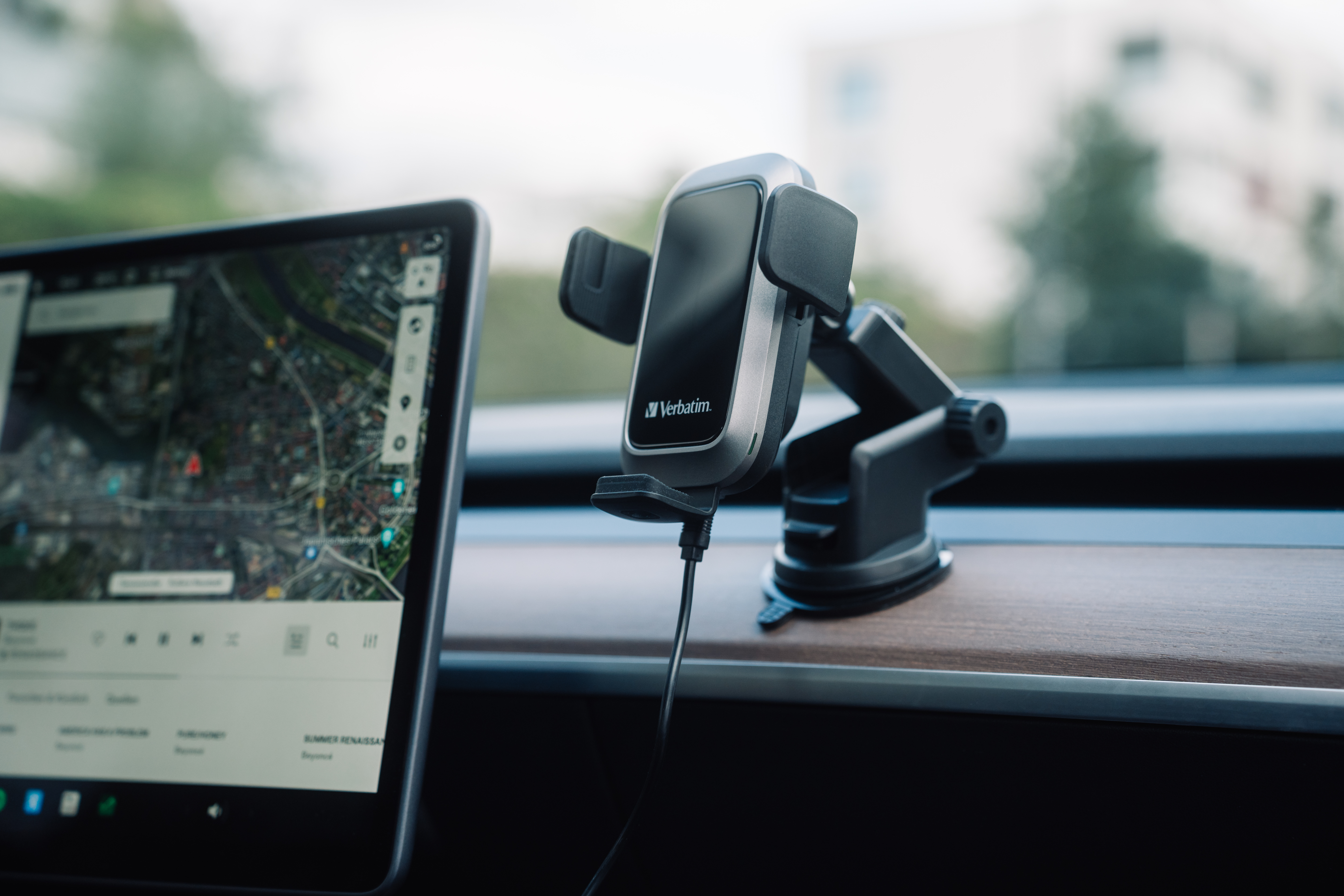 Interior de coche con soporte para teléfono y tableta con mapa. El soporte es de Verbatim.
