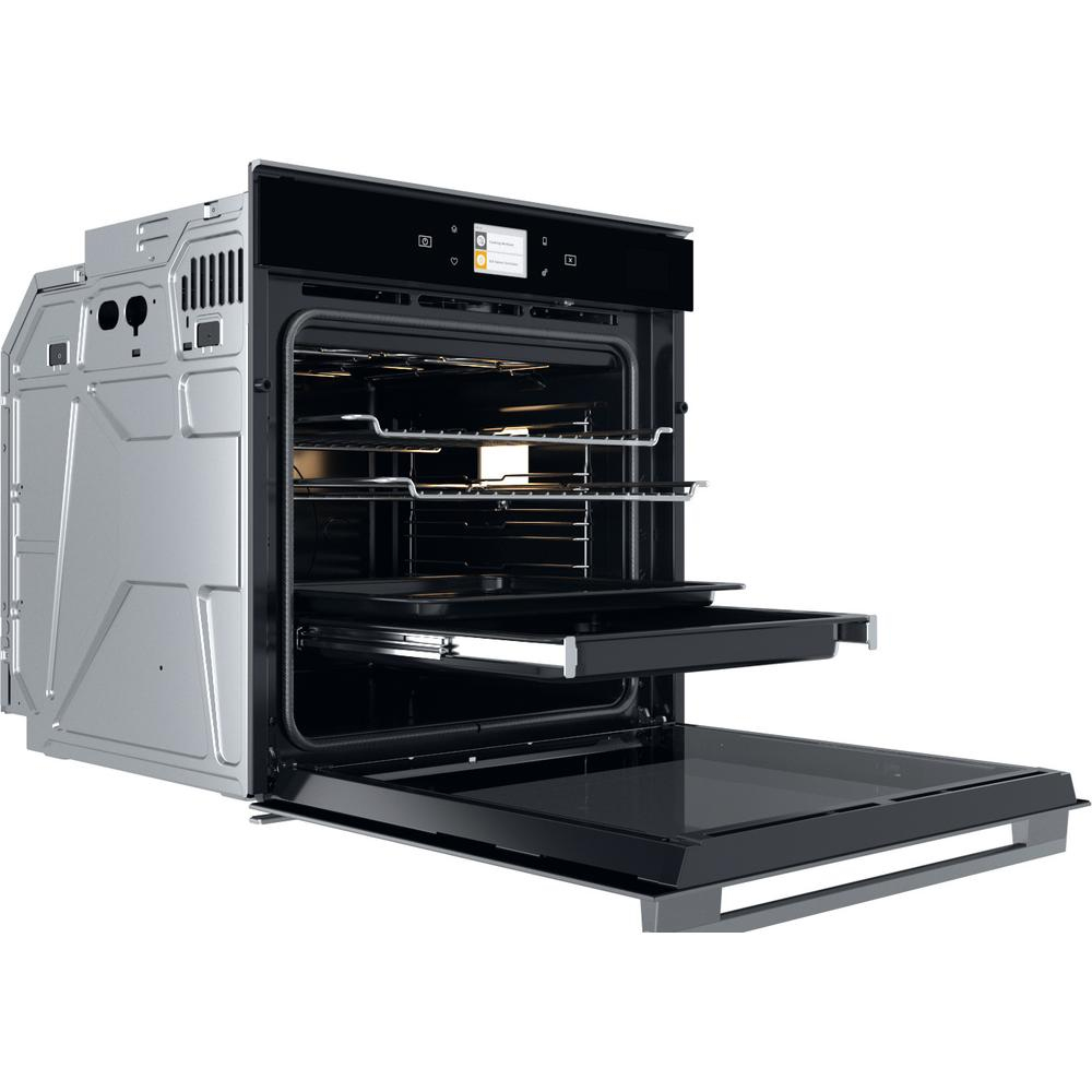 Un horno empotrado moderno con la puerta abierta. En el interior hay rejillas y bandejas. El exterior del horno es de acero inoxidable y negro.