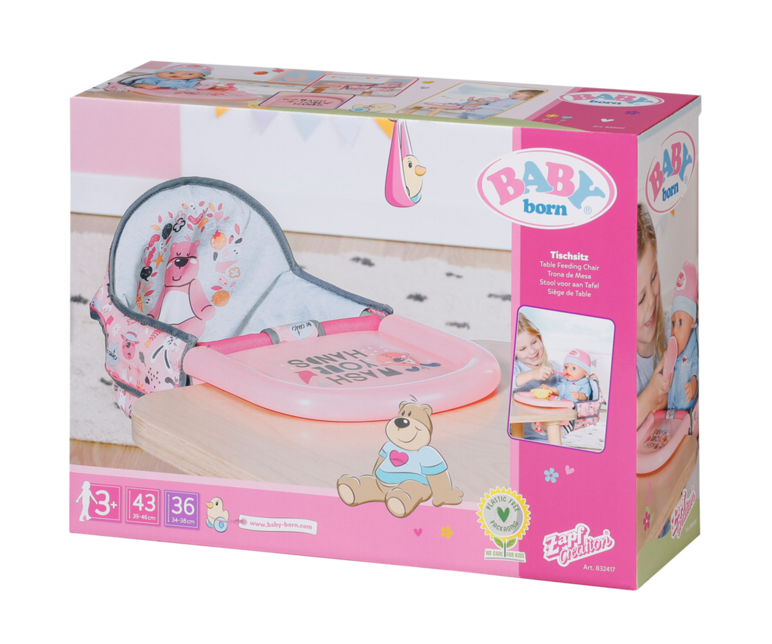 Pudełko z różowo-białym krzesełkiem do karmienia dziecka. Ma na sobie misia. Pudełko pokazuje również dziewczynkę karmiącą lalkę.