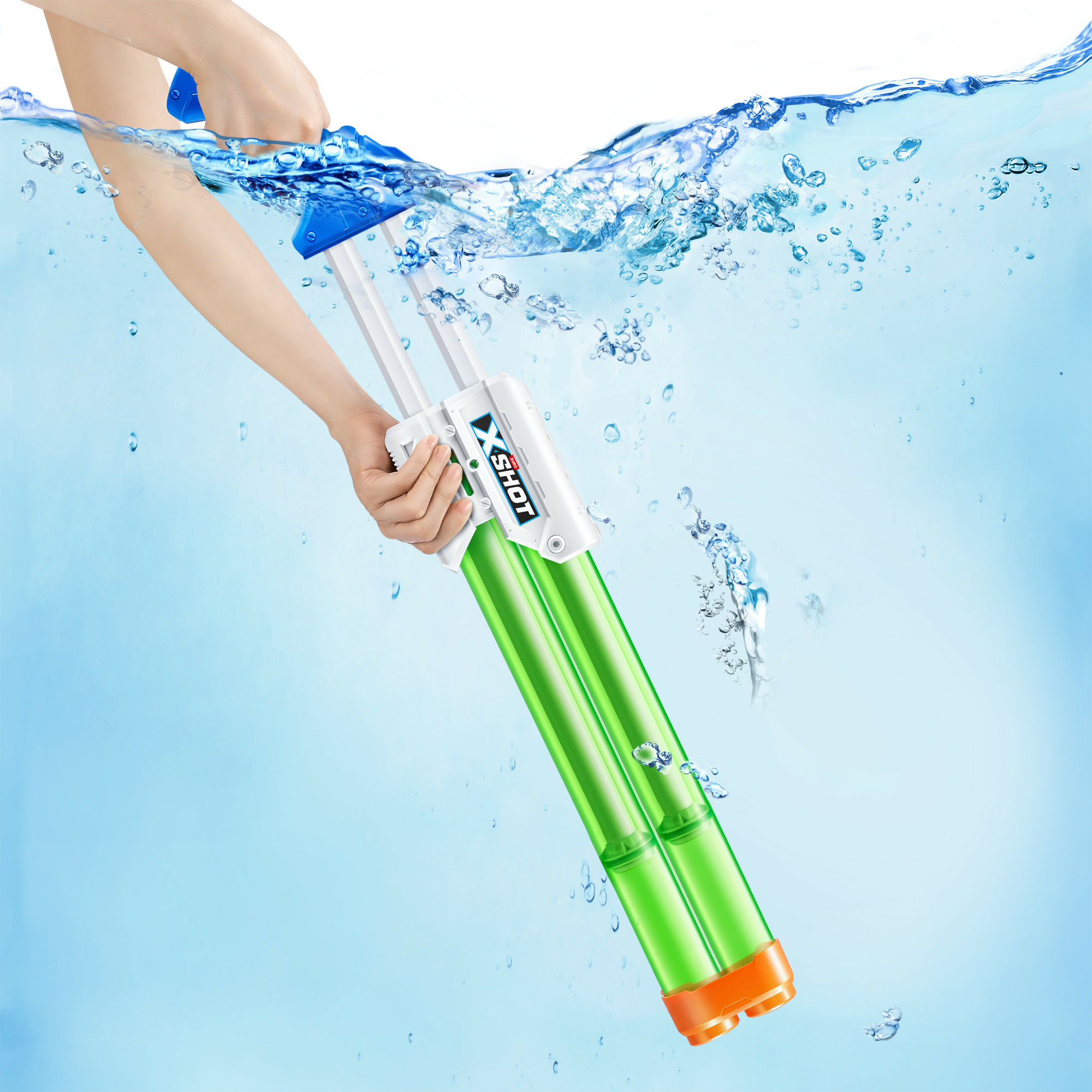 Eine Hand hält eine grüne und weiße Wasserpistole, die in blaues Wasser mit Blasen getaucht ist.
