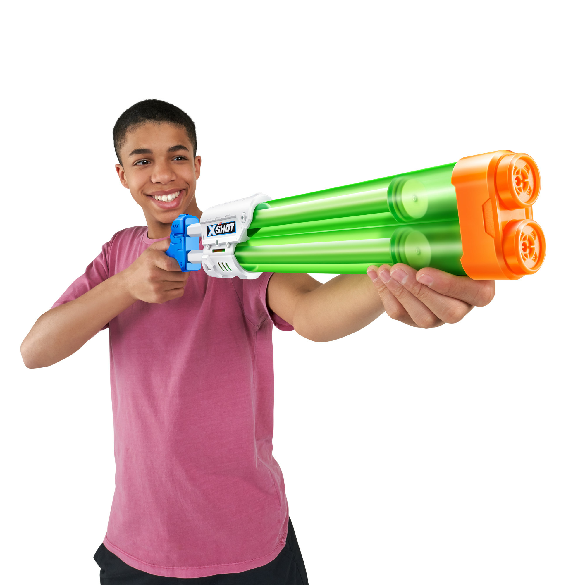 Ein lächelnder Junge hält eine X-Shot-Wasserpistole. Die Pistole ist weiß, blau und orange mit grünen Wasserströmen.