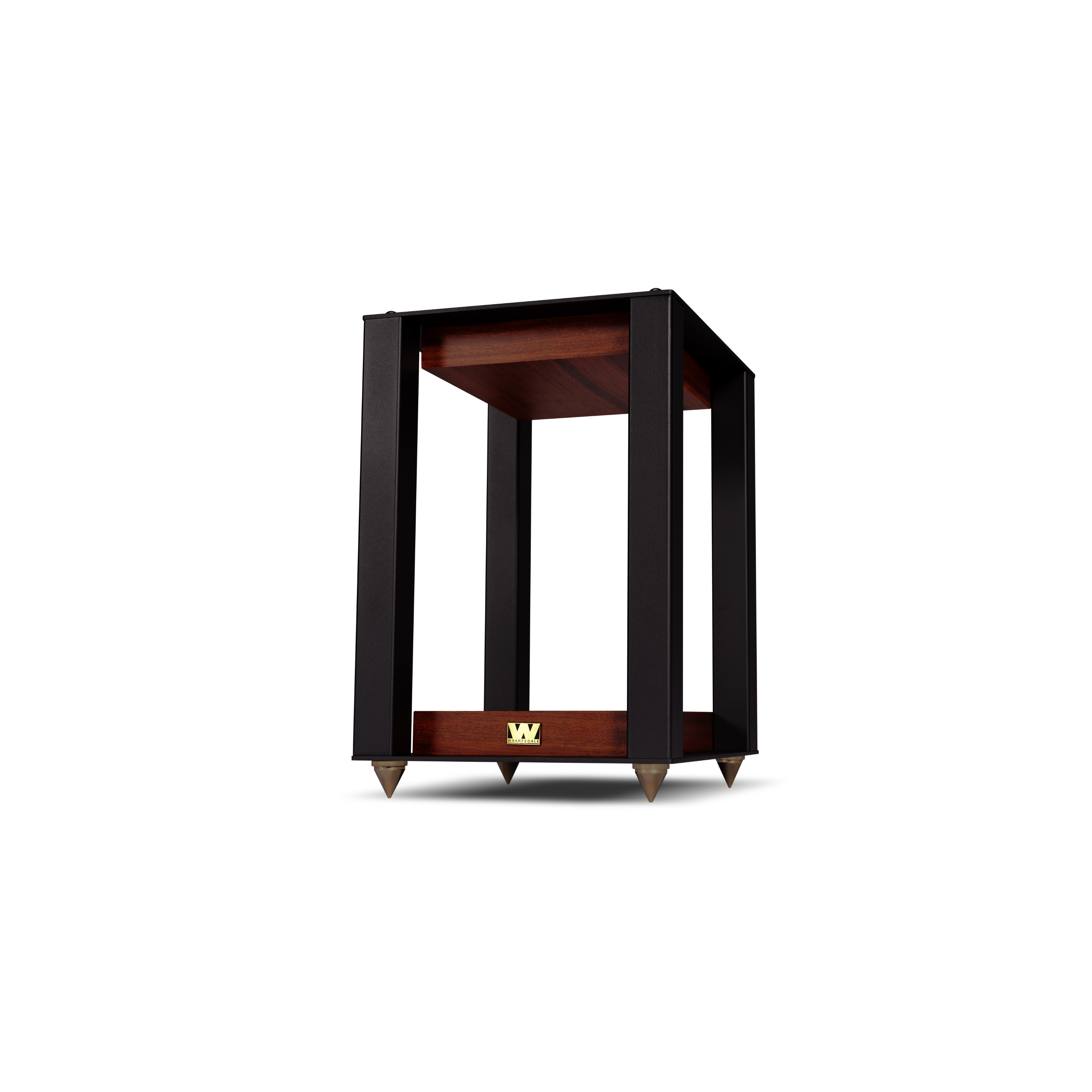 Een luidsprekerstandaard, zwart frame met houten planken. Spijkers aan de basis. Witte achtergrond.