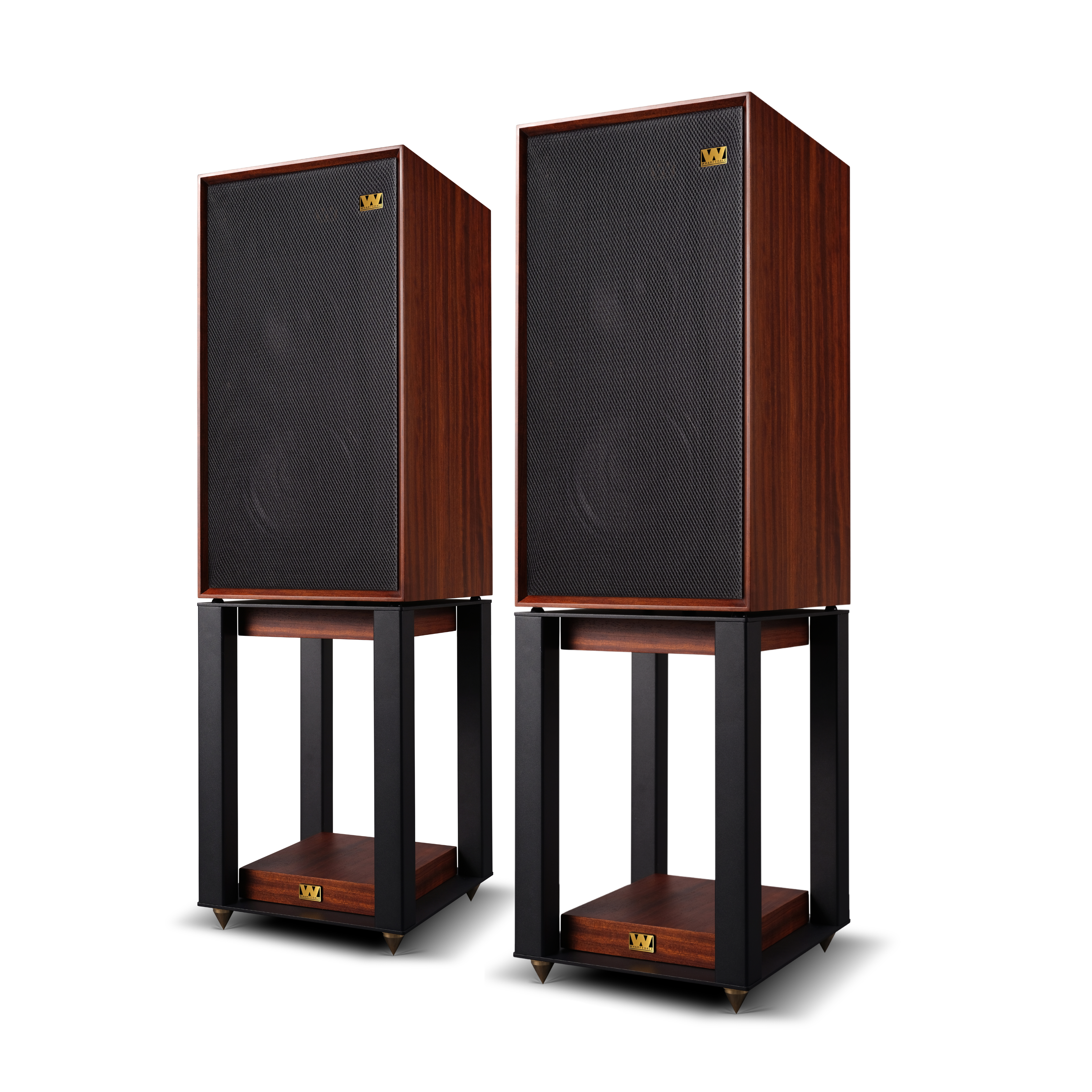 Twee houten luidsprekers met zwarte mesh-fronten staan op zwarte stands met houten bases, op een witte achtergrond.