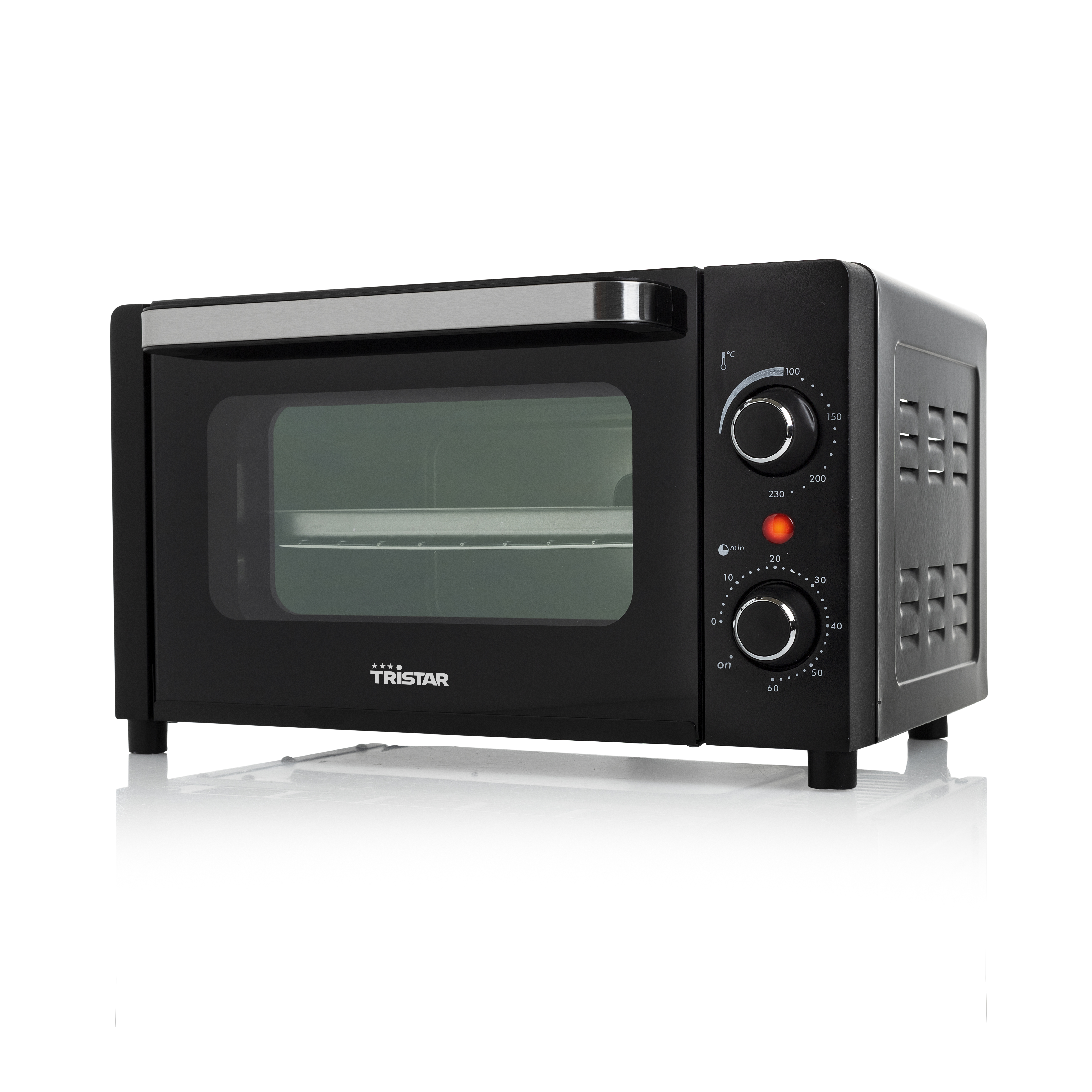 Un horno negro Tristar con perillas y puerta de vidrio. El horno está sobre fondo blanco.