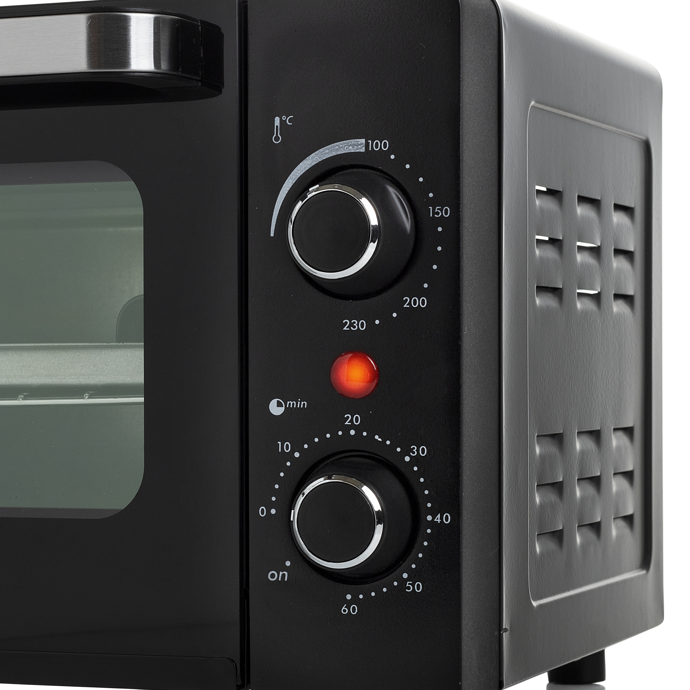Primer plano del panel de control de un horno negro. Tiene diales de temperatura y tiempo, con una luz roja.