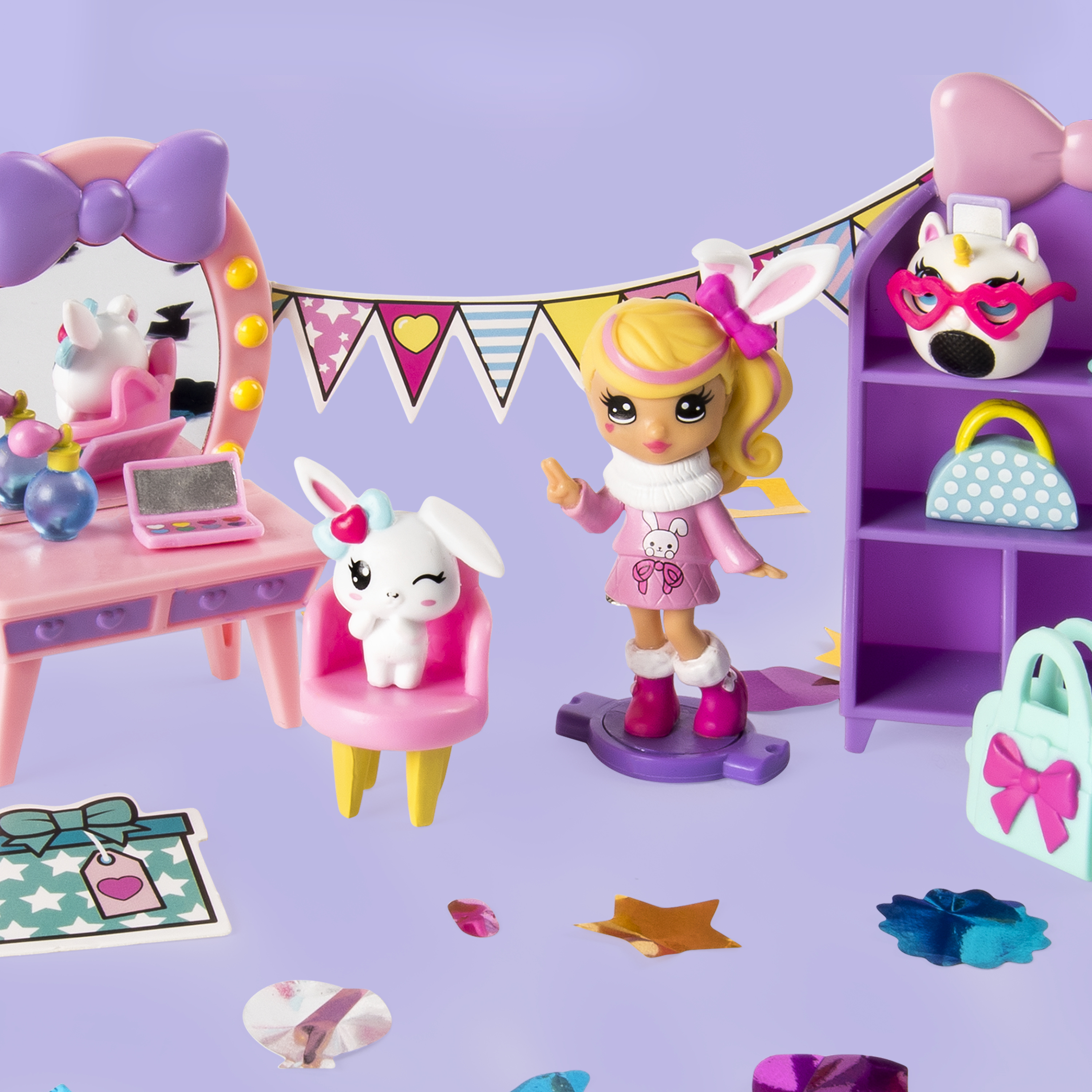 Scena z figurkami lalek, toaletką, półką i różnymi akcesoriami, w tym królikiem i jednorożcem.