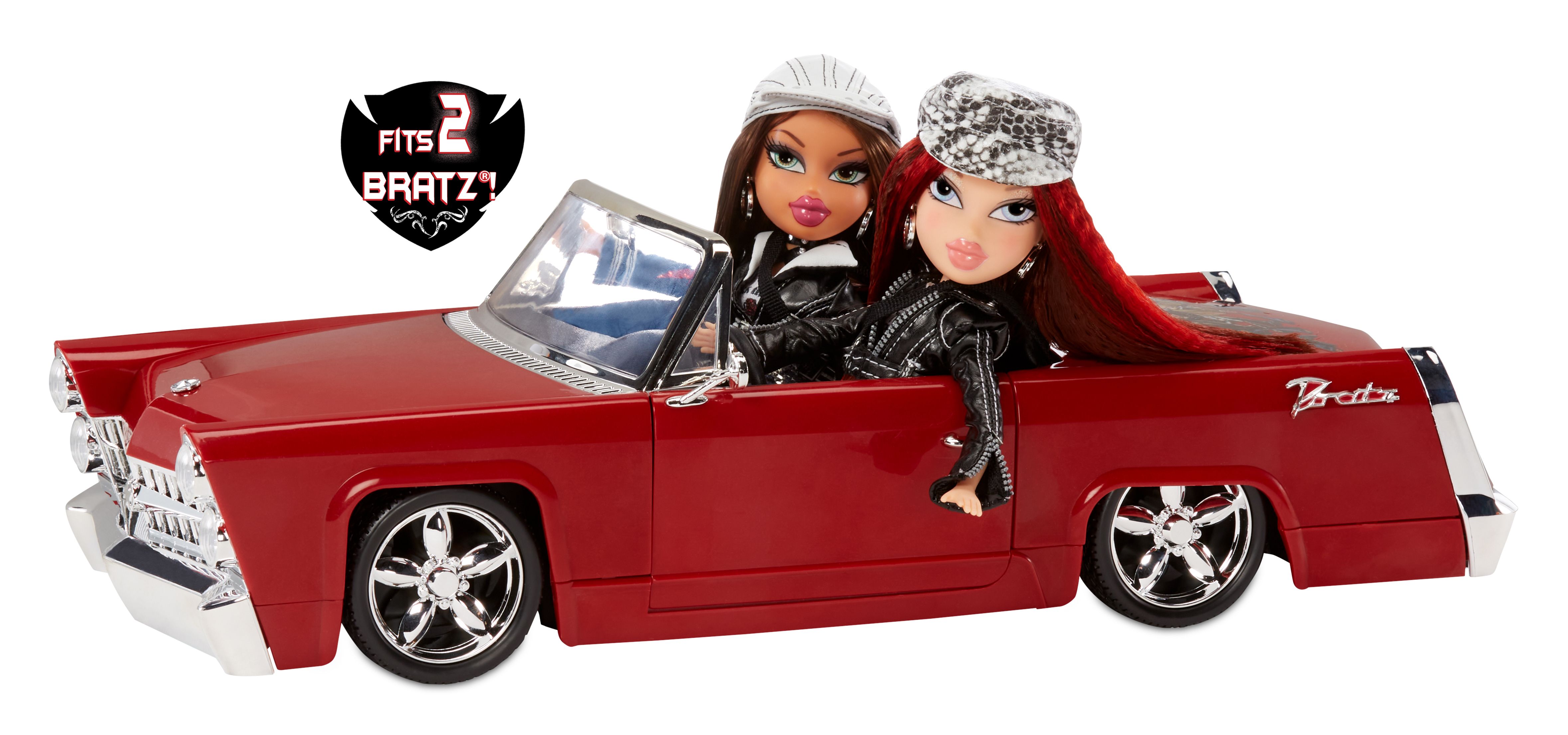 Dwie lalki Bratz w czerwonym kabriolecie. Jedna lalka ma brązowe włosy, a druga rude. Obie noszą kapelusze i kurtki.
