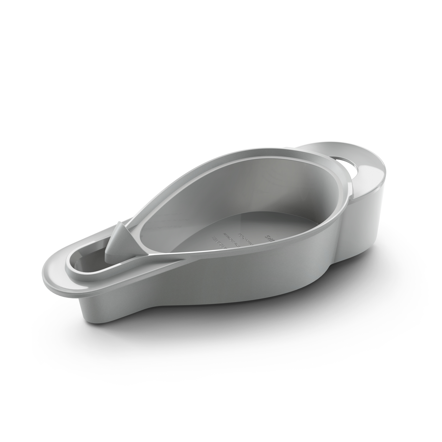 Szary plastikowy basen na białym tle. Ma zaokrąglony kształt z uchwytem i wylewką. Jest pusty.