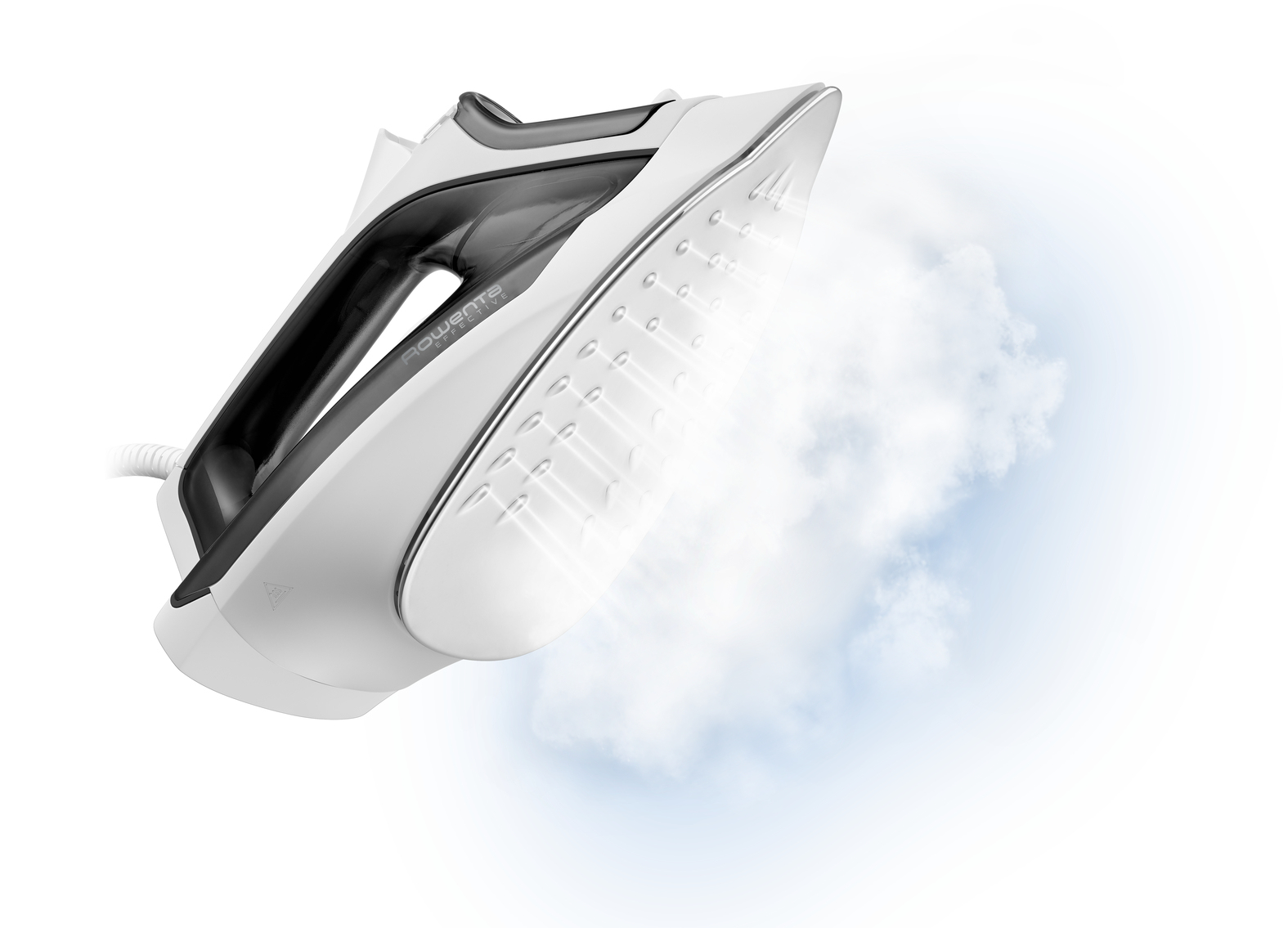 Biało-czarne żelazko Rowenta wydziela parę. Tło jest białe z odrobiną błękitu.