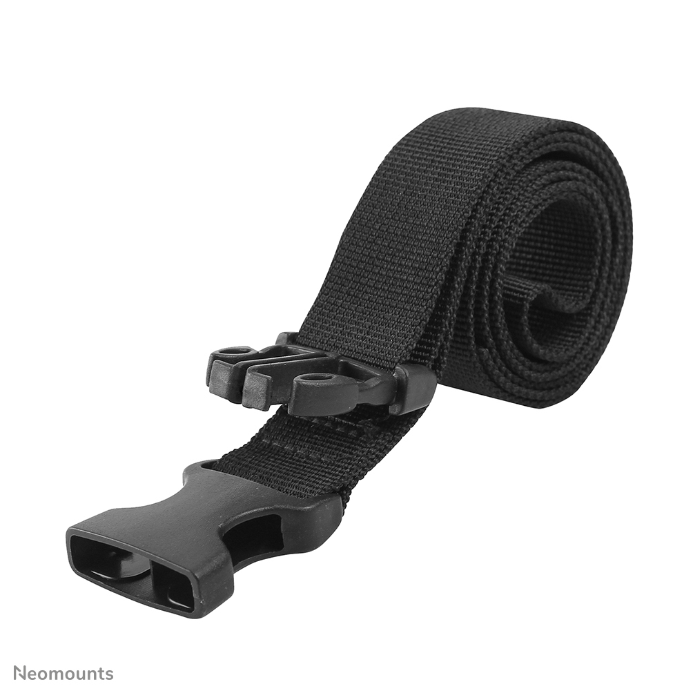 Cinturino in nylon nero con fibbia in plastica. Il cinturino è arrotolato. La fibbia è chiusa. Sfondo bianco.
