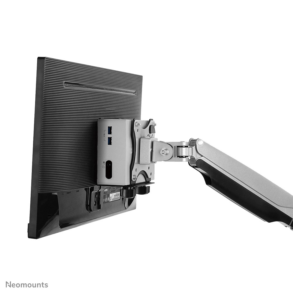 Un monitor montato su un braccio argentato. Il retro del monitor e il braccio sono visibili, con sfondo bianco.