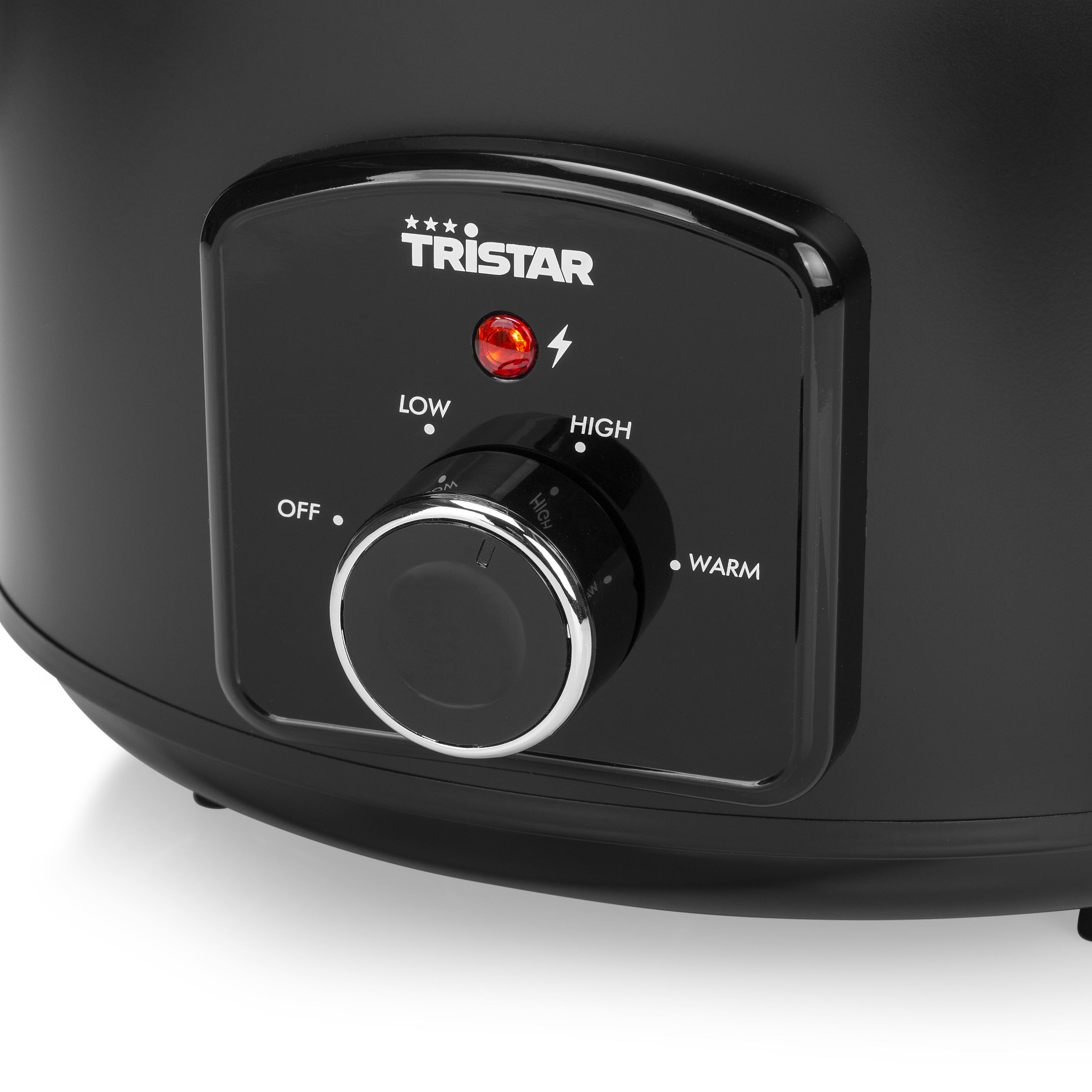 Schwarzes Bedienfeld des Slow Cookers mit Knopf. Einstellungen: aus, niedrig, hoch, warm. Rotes Licht leuchtet.