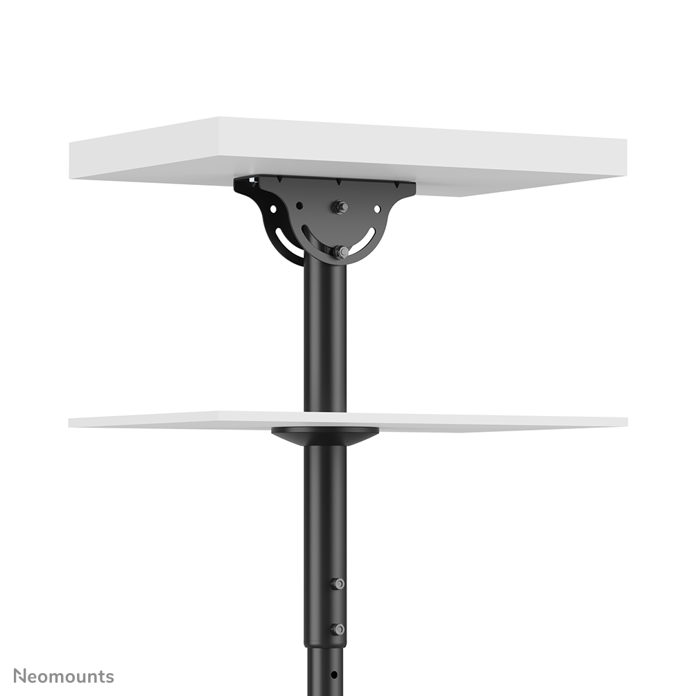 Een witte plank is bevestigd aan een zwarte metalen paal met daaronder een andere witte plank. Een zwarte beugel verbindt de plank en de paal.