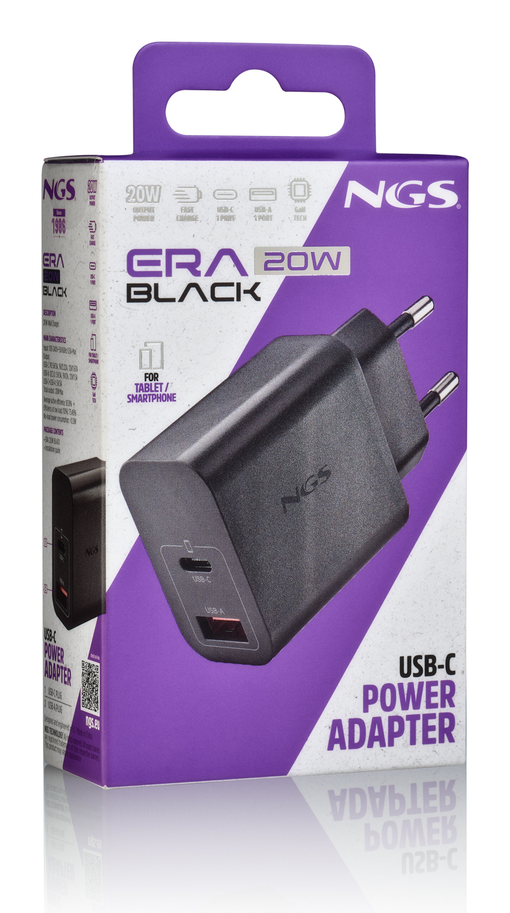 Un adaptador de corriente USB-C NGS Era 20W negro en una caja morada y blanca. El adaptador es para tabletas y teléfonos inteligentes.