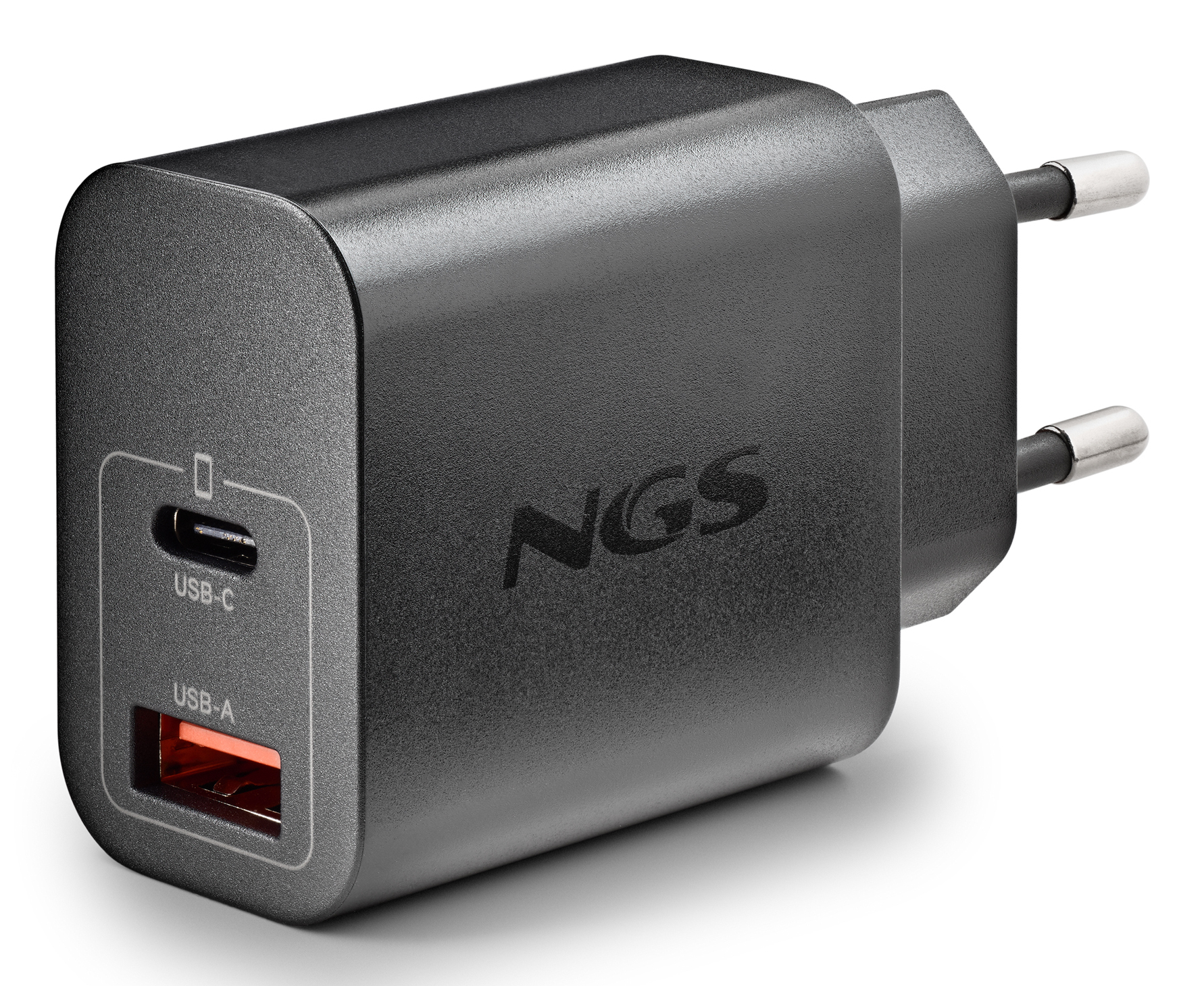 Un cargador USB NGS negro con puertos USB-C y USB-A. Tiene dos clavijas para enchufes europeos y una superficie texturizada.