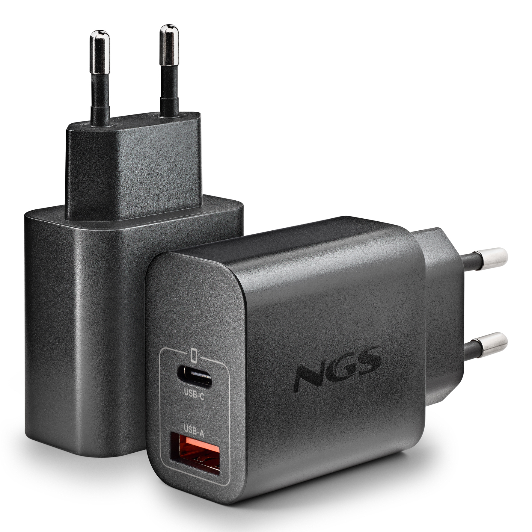 Dos cargadores USB negros con clavijas plateadas. Uno está al frente, mostrando puertos USB-C y USB-A, y el otro detrás.