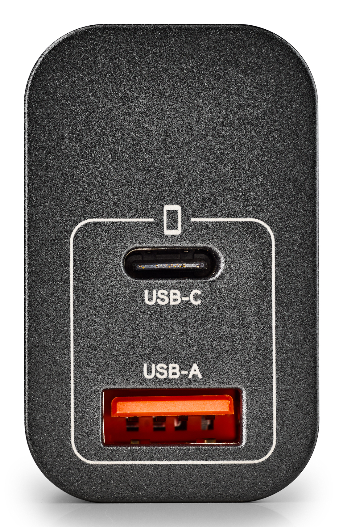 Cargador USB negro con puertos USB-C y USB-A. El puerto USB-A es naranja. Contorno blanco alrededor de los puertos. Fondo blanco.