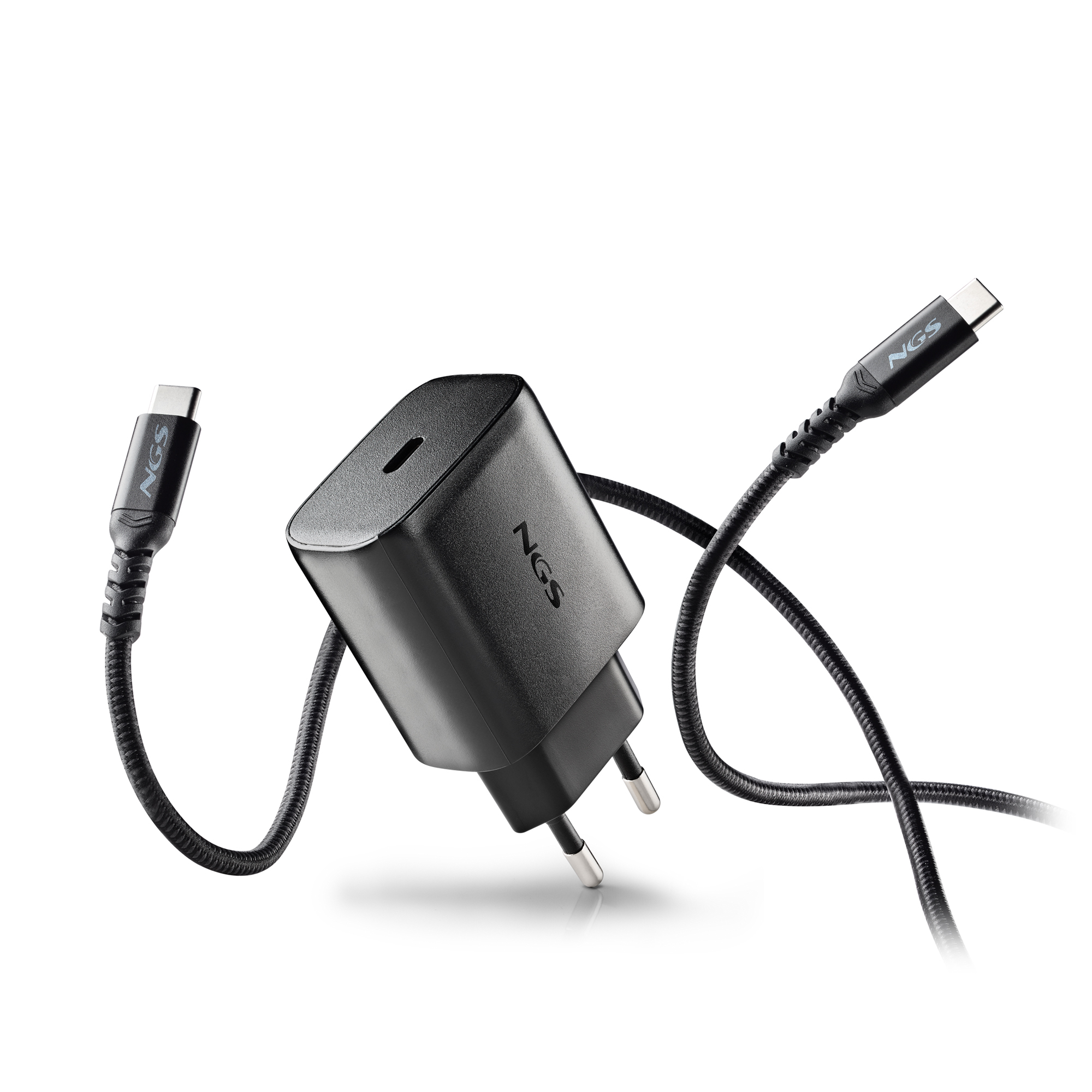 Un caricabatterie NGS nero con due cavi USB-C, isolato su sfondo bianco. Il caricabatterie ha due spine.