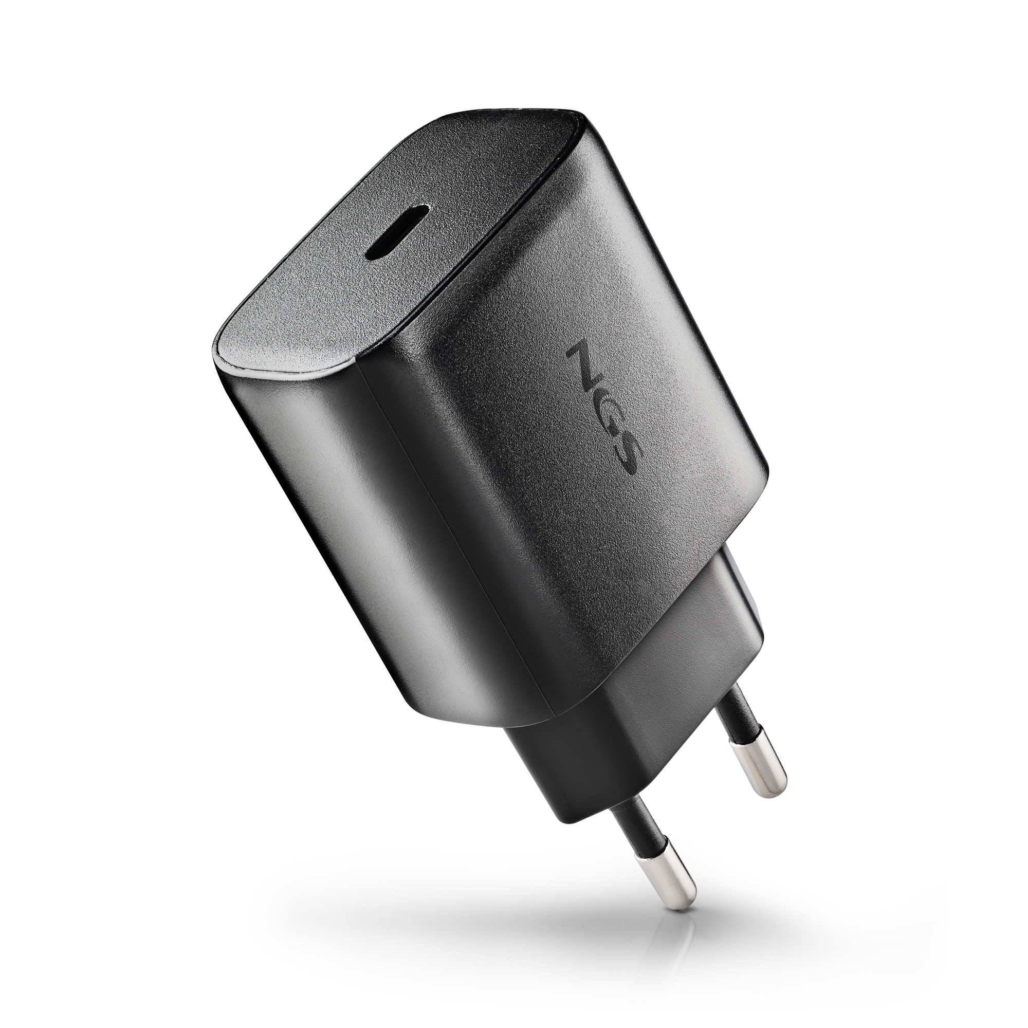 Caricabatterie per telefono NGS nero con due spine. Ha una porta USB-C e il nome del marchio sul lato.