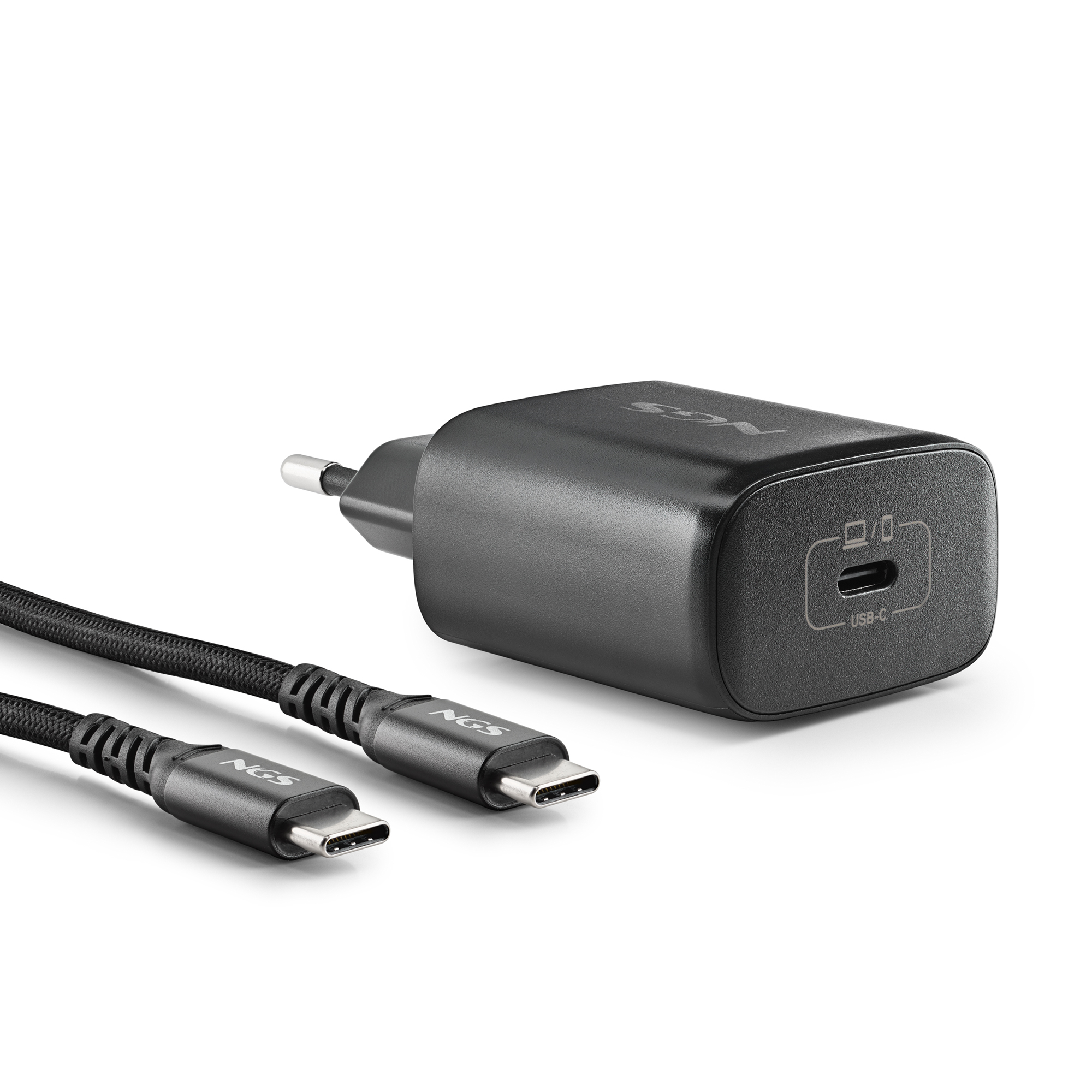 Un caricatore USB-C NGS nero e due cavi USB-C neri su una superficie bianca. Il caricatore è collegato.