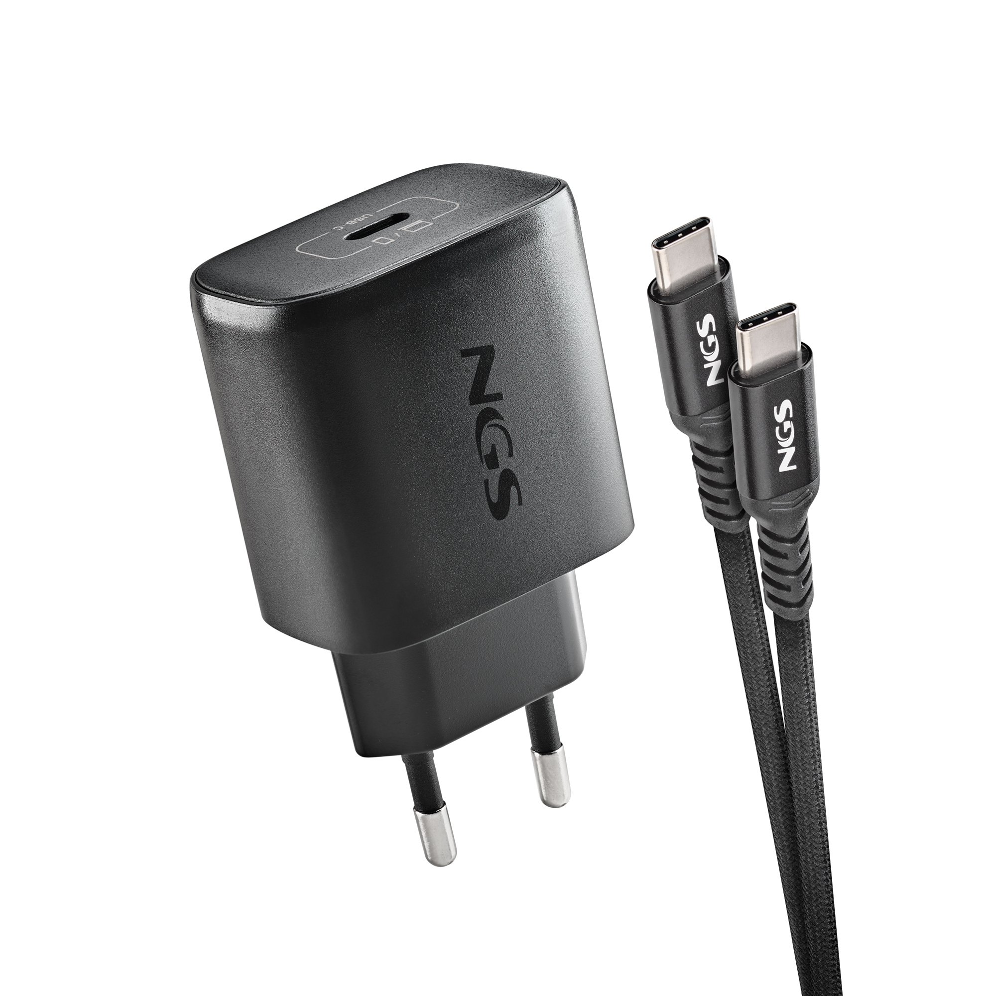 Caricabatterie NGS nero con due cavi USB-C su sfondo bianco. Il caricabatterie ha il logo NGS.
